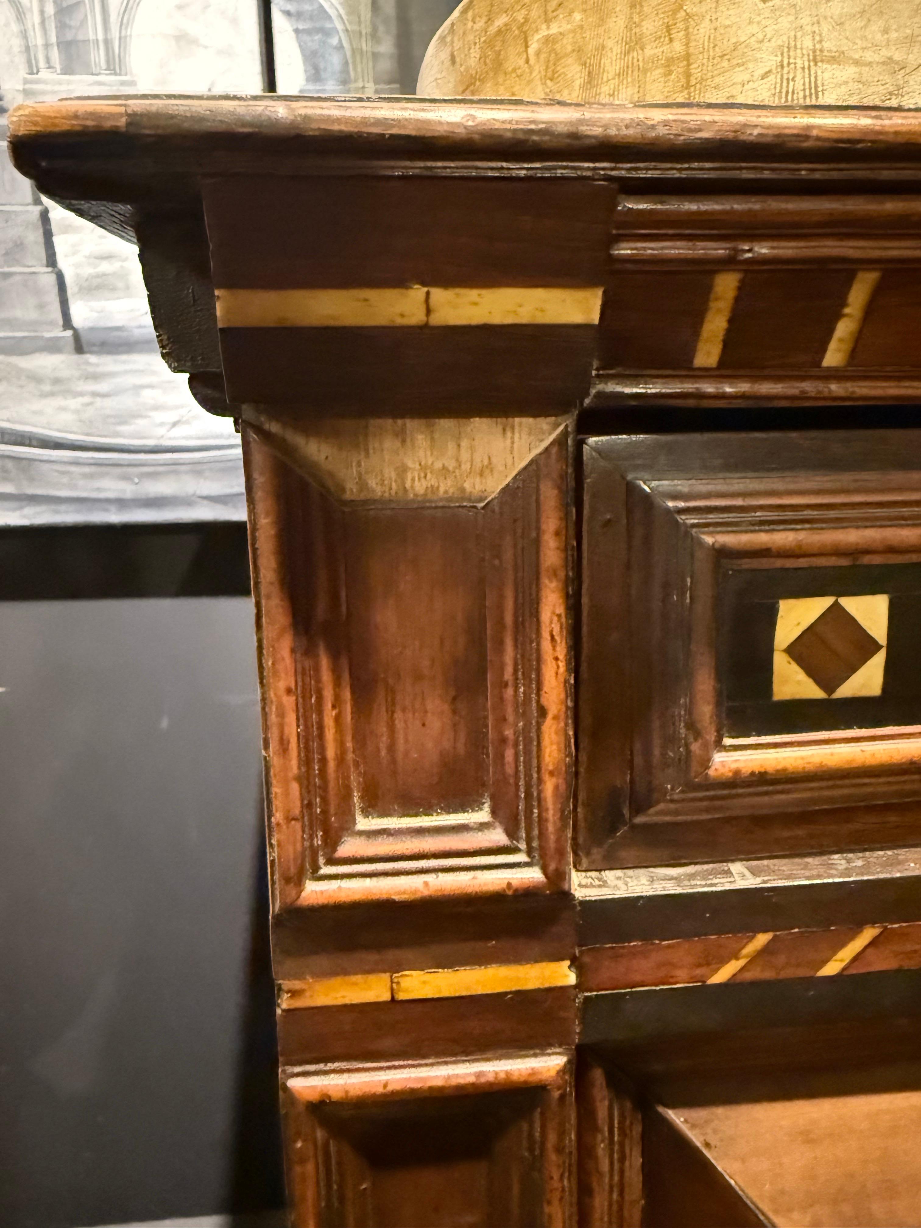 Cassettone in Oak e intarsiato di Charles II, XVII secolo in vendita 4