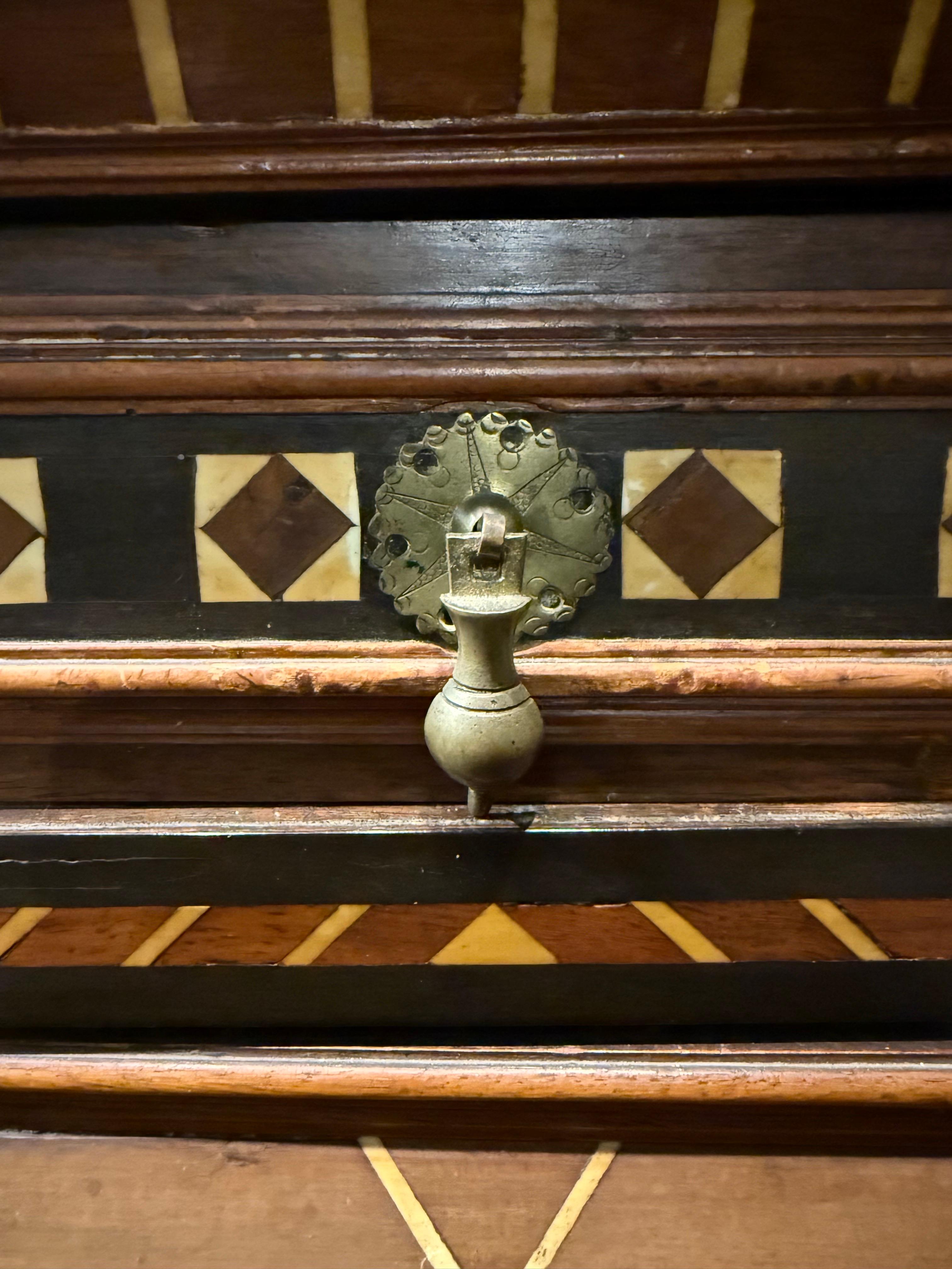 Cassettone in Oak e intarsiato di Charles II, XVII secolo in vendita 5