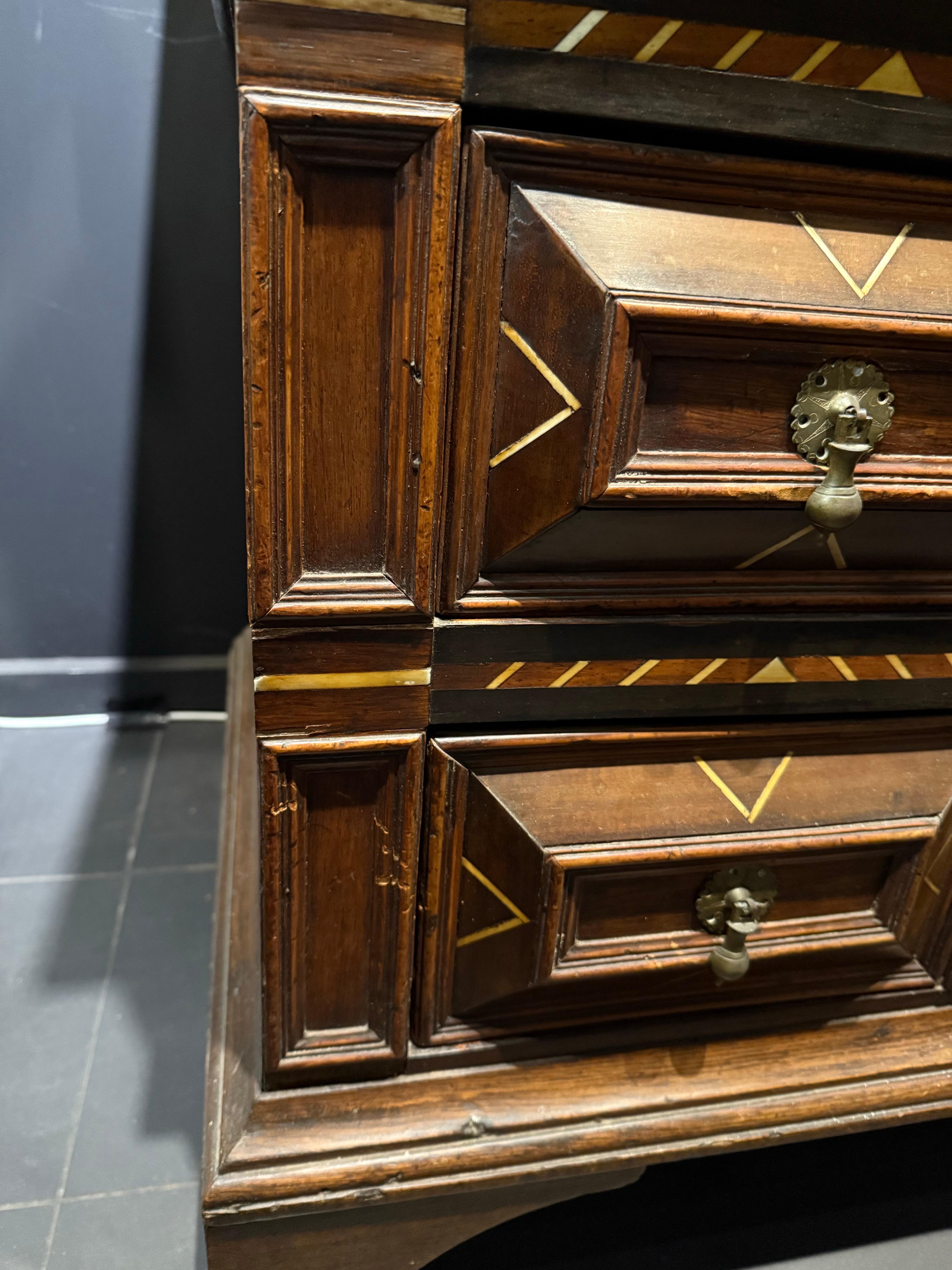 Cassettone in Oak e intarsiato di Charles II, XVII secolo in vendita 6
