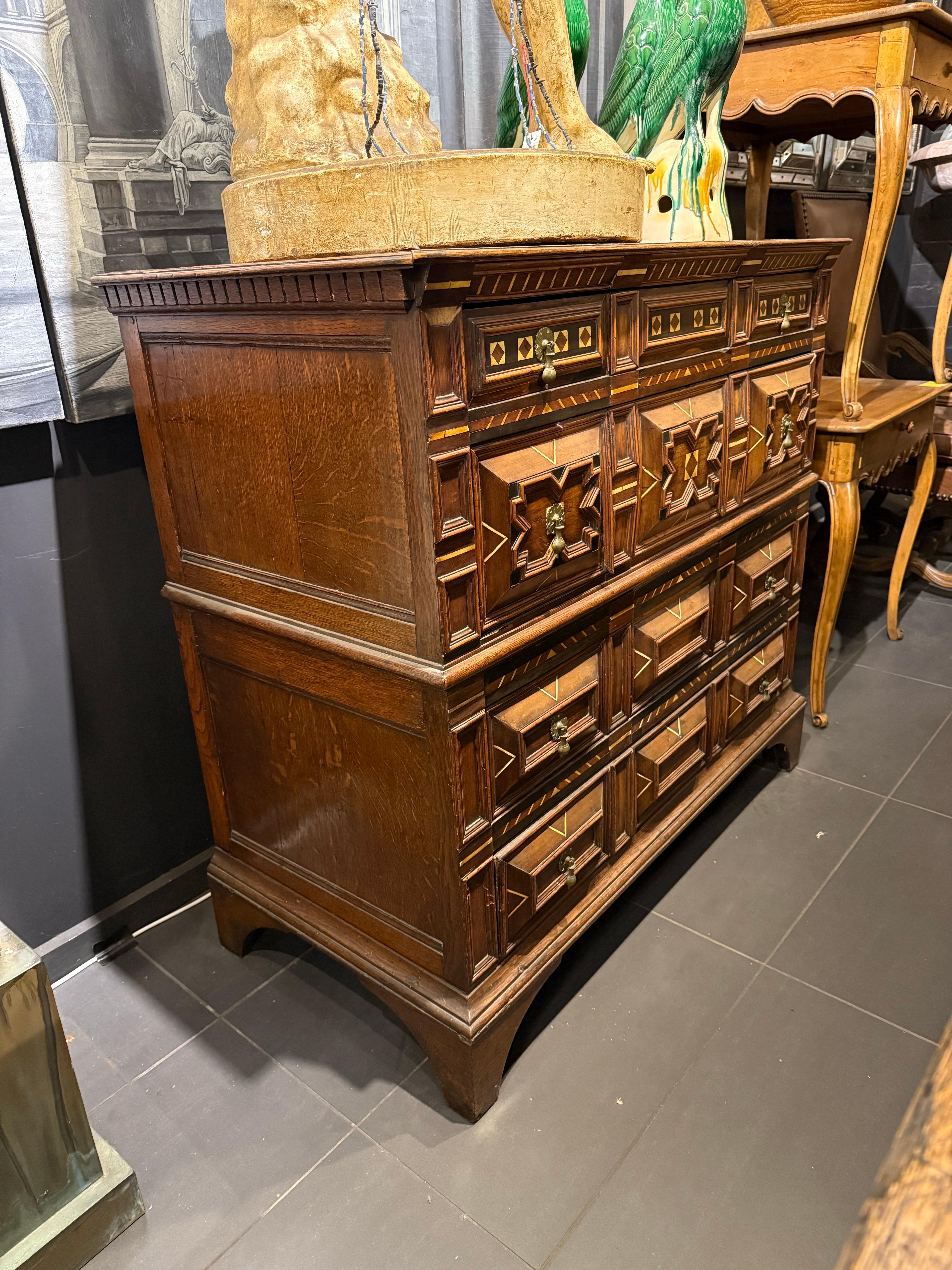 Carlo II Cassettone in Oak e intarsiato di Charles II, XVII secolo in vendita