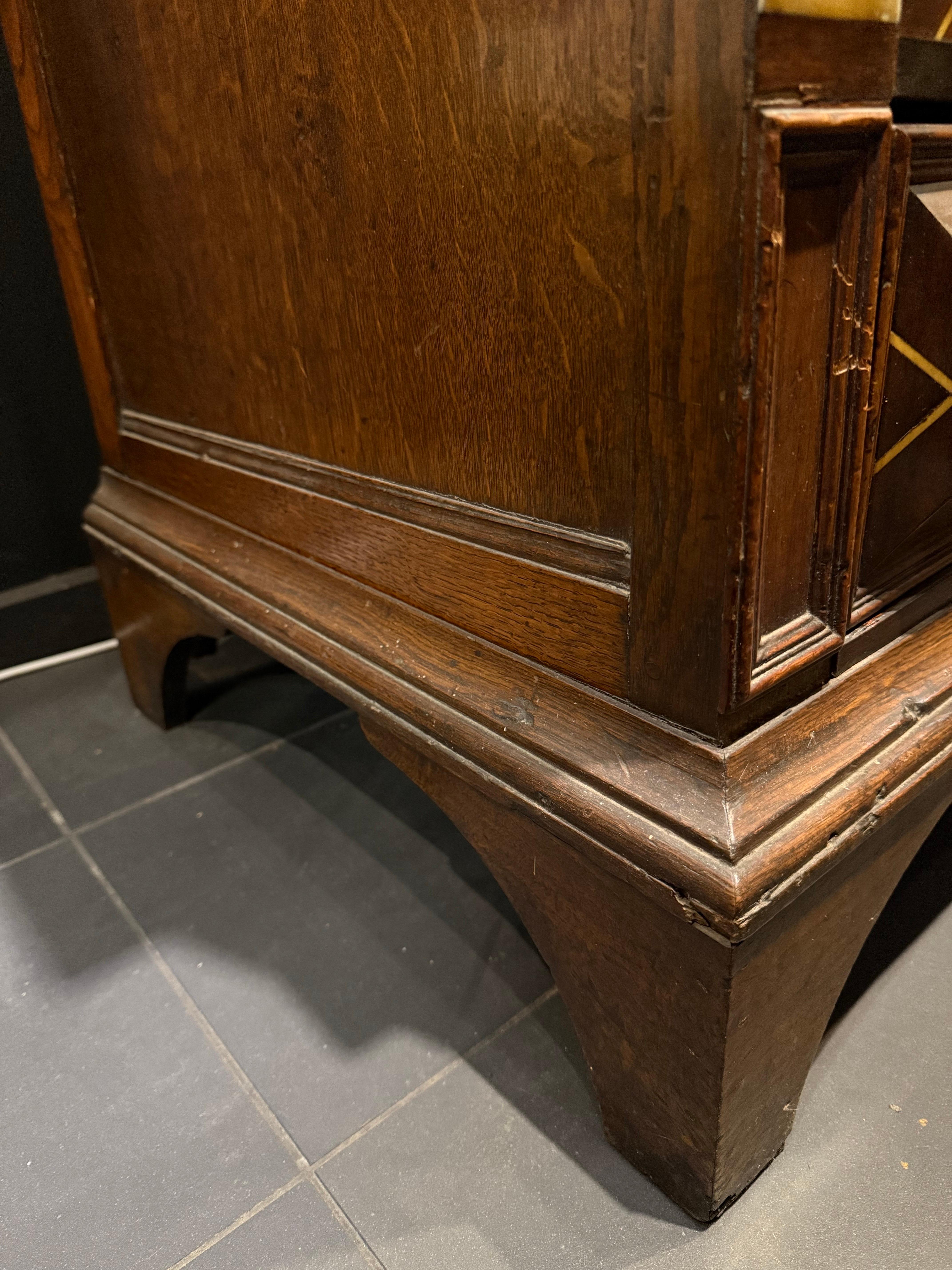 Inglese Cassettone in Oak e intarsiato di Charles II, XVII secolo in vendita