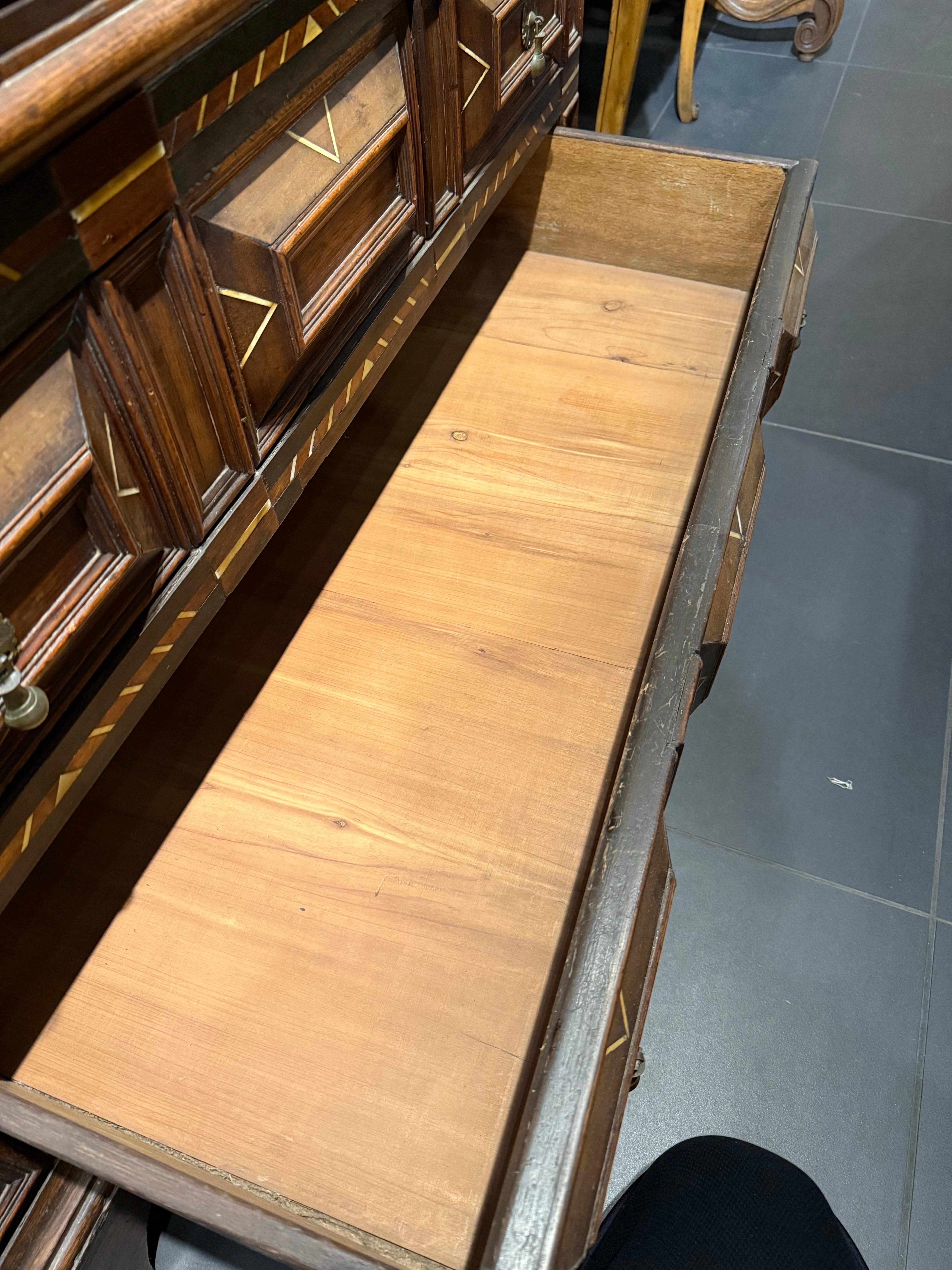 Marqueterie Cassettone in Oak e intarsiato di Charles II, XVII secolo in vendita