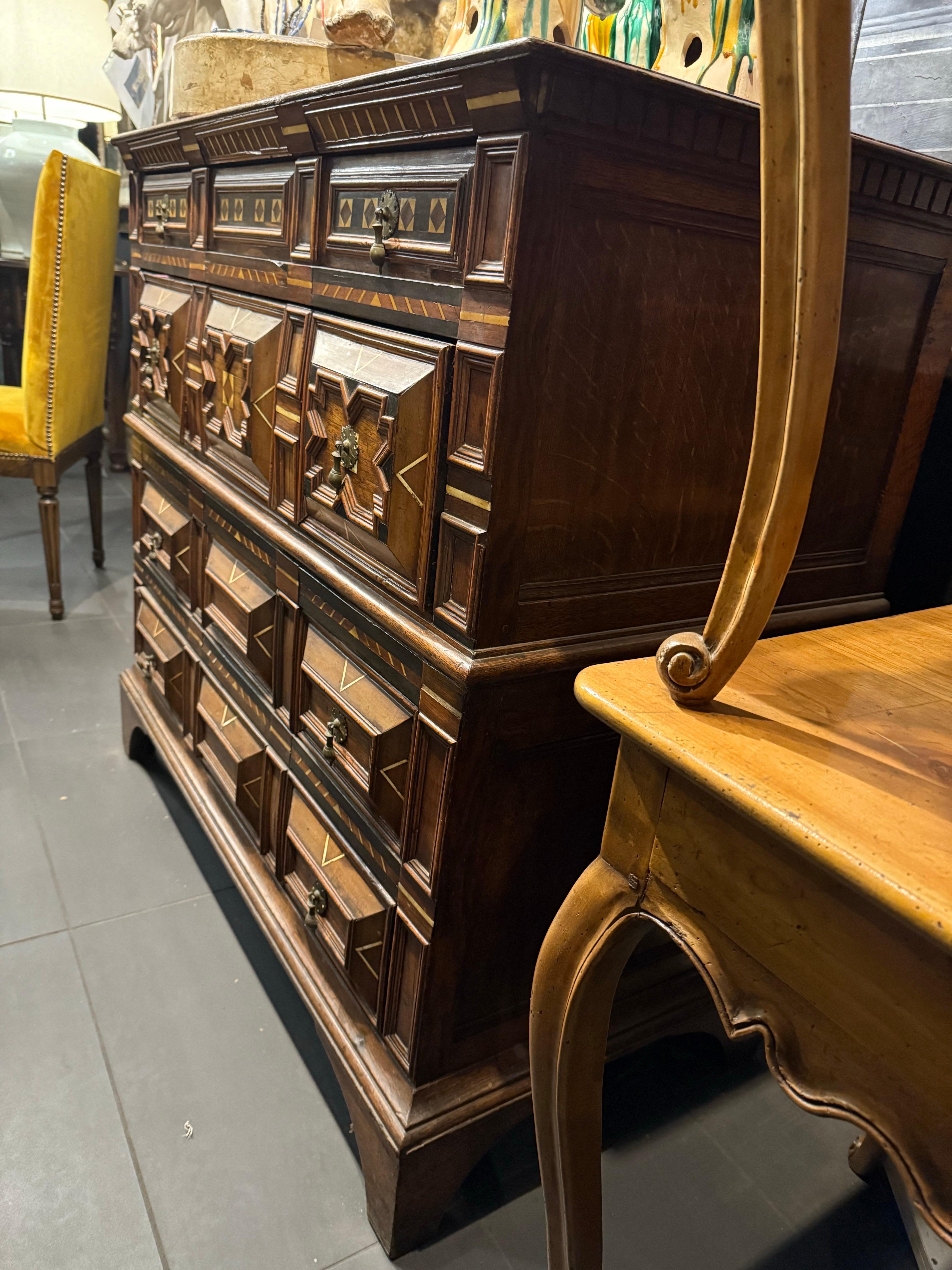 Cassettone in Oak e intarsiato di Charles II, XVII secolo In condizioni buone in vendita a ARMADALE, VIC