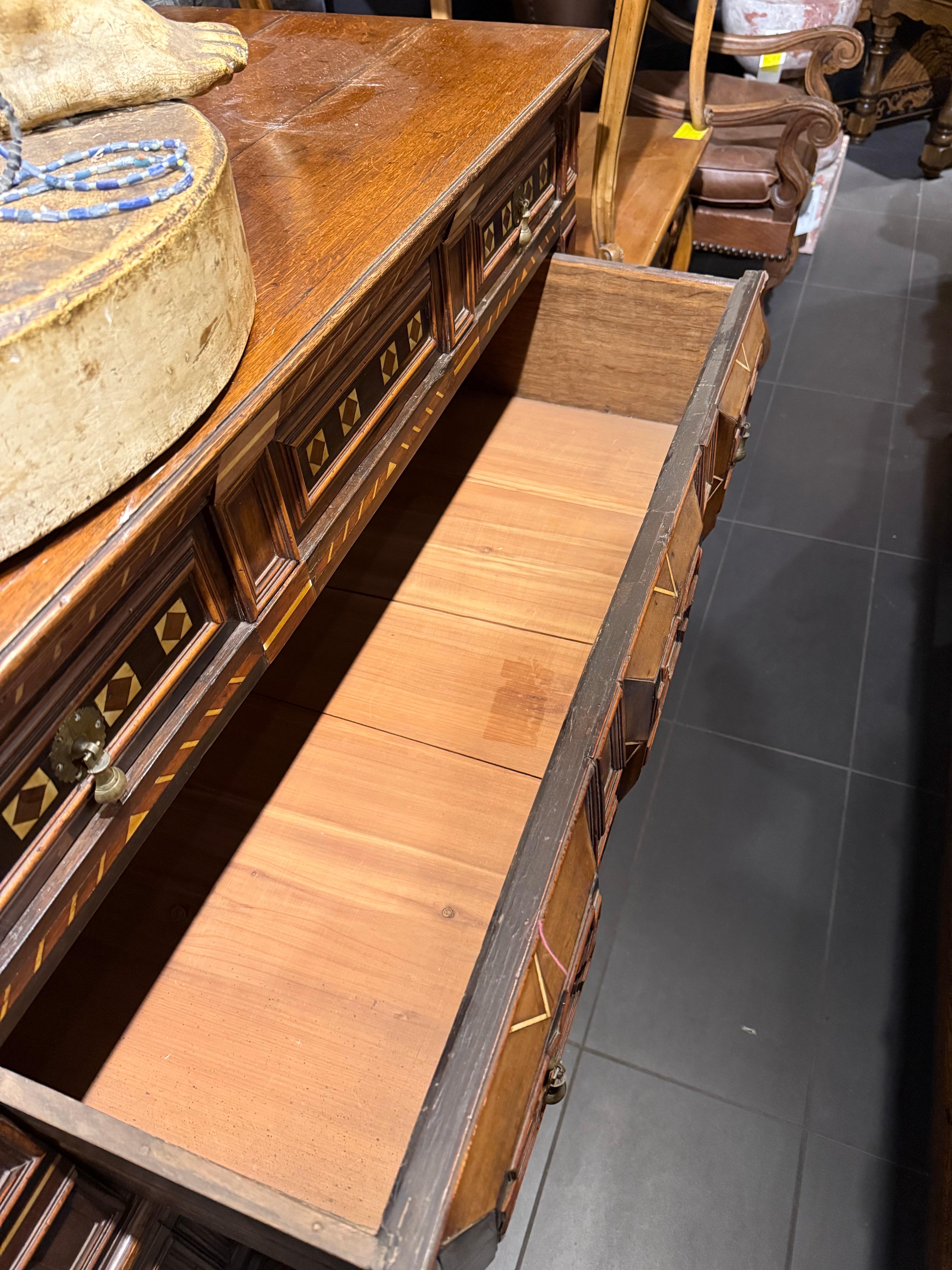 Fino al XVIII secolo Cassettone in Oak e intarsiato di Charles II, XVII secolo in vendita