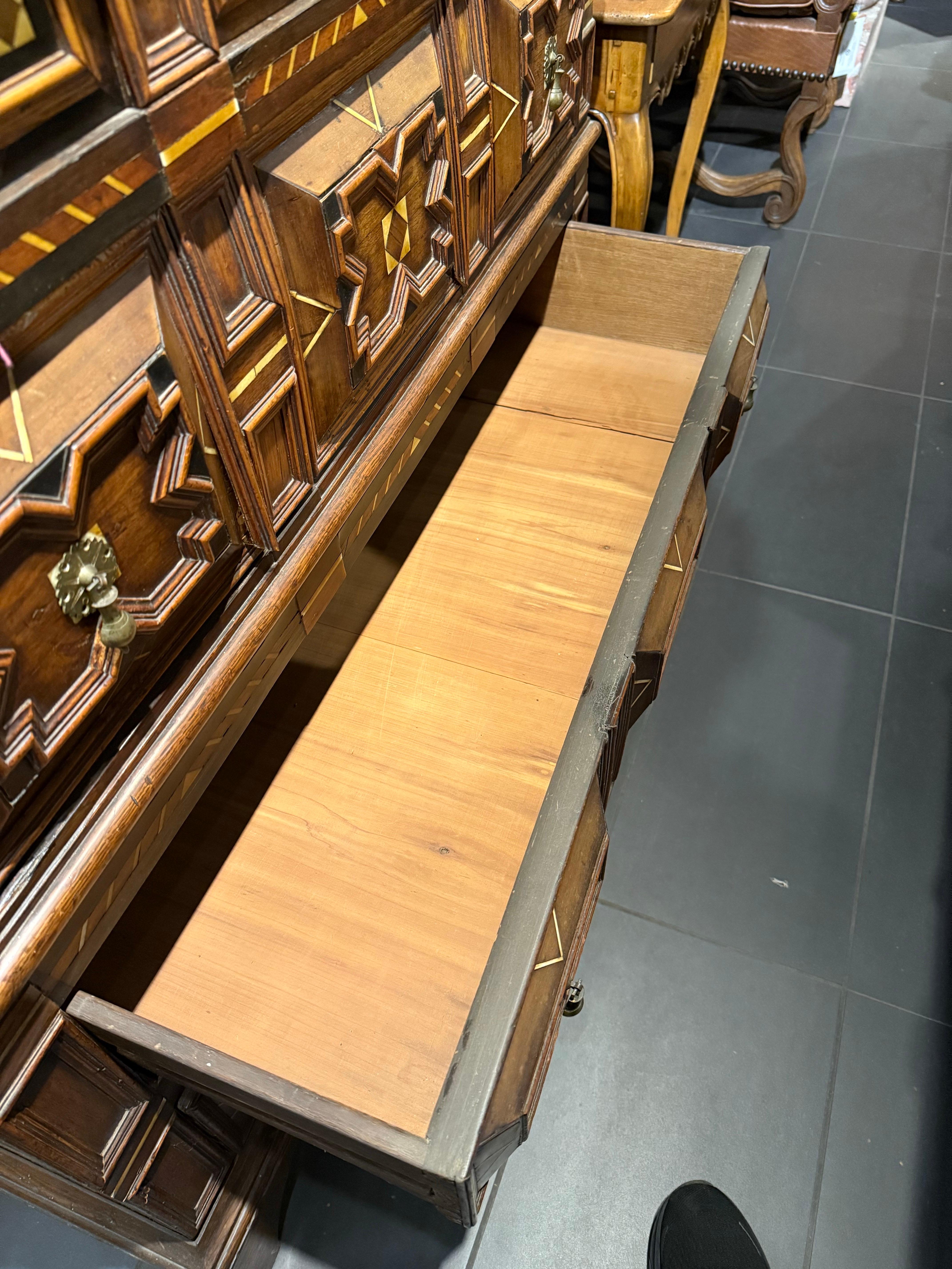 Quercia Cassettone in Oak e intarsiato di Charles II, XVII secolo in vendita