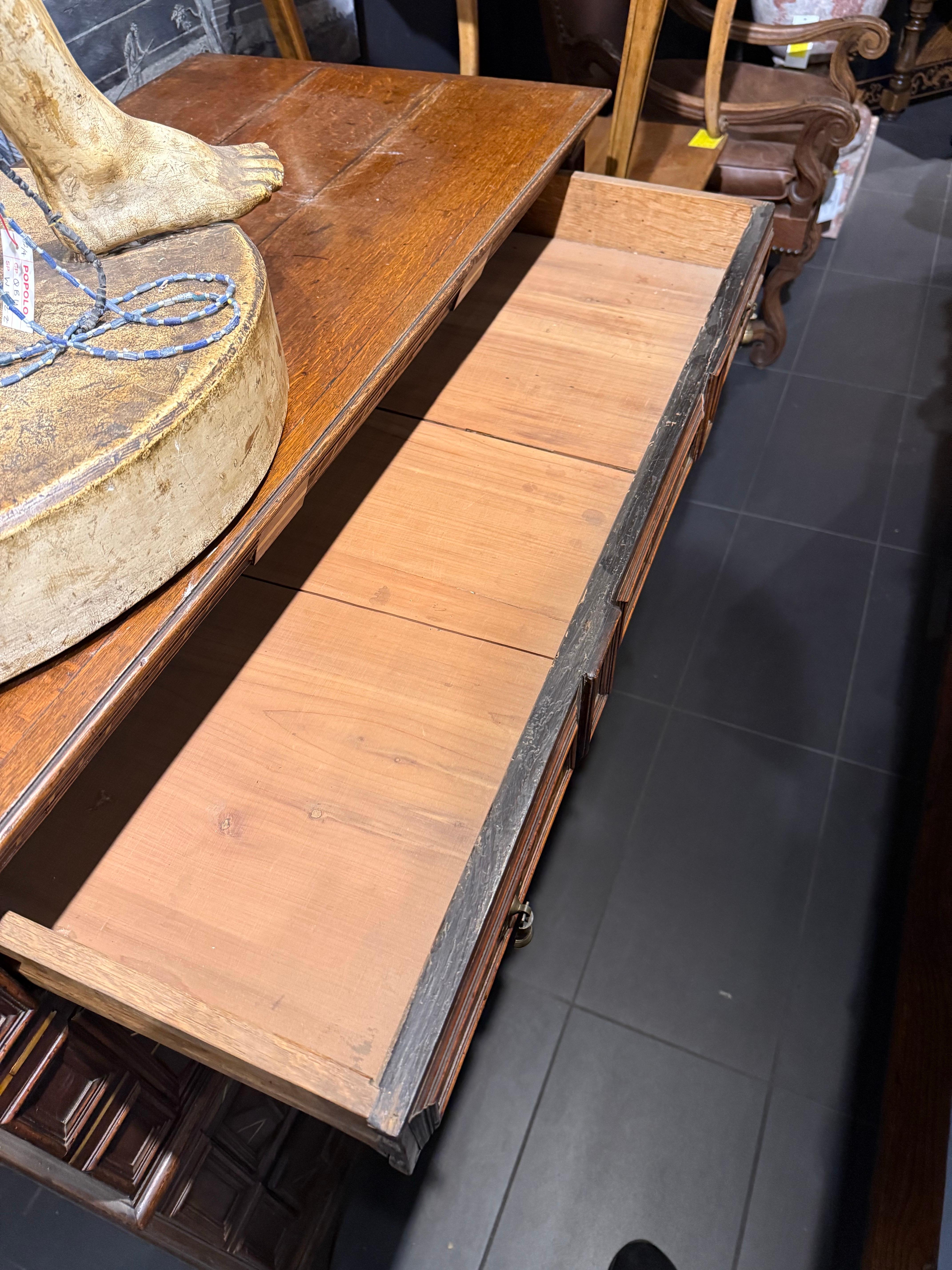 Cassettone in Oak e intarsiato di Charles II, XVII secolo in vendita 1