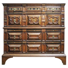 Cómoda de roble y marquetería de Carlos II, siglo XVII