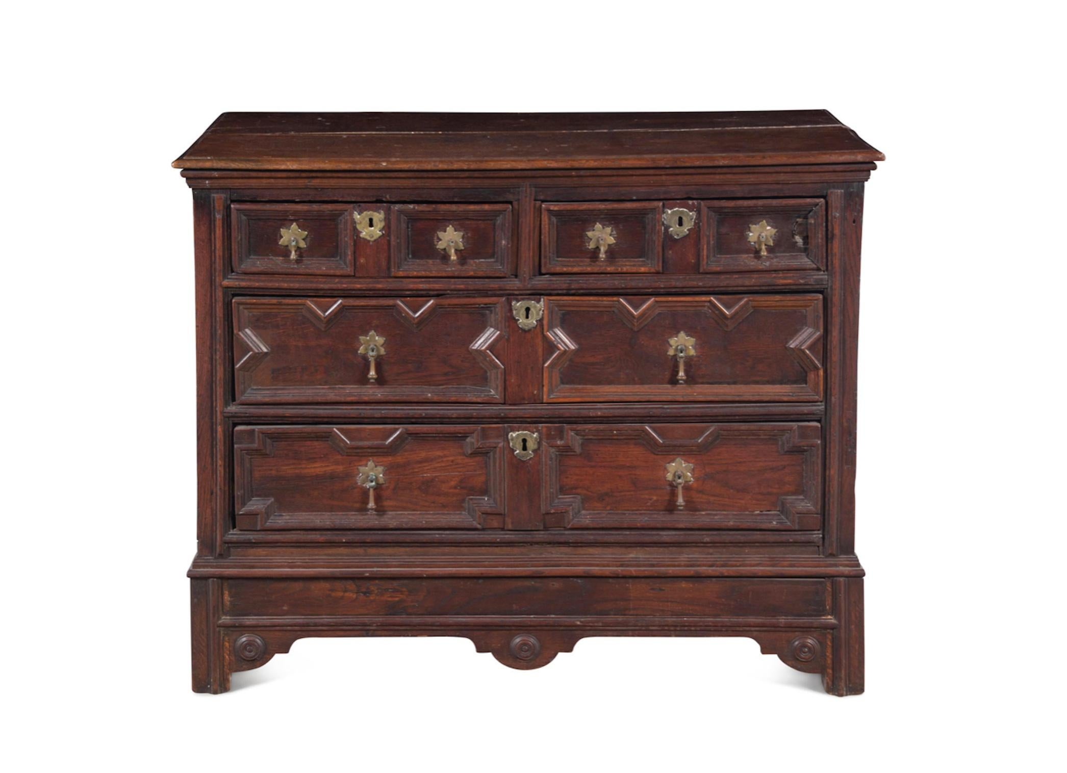 A Charles II Oak Chest of Drawers Late 17th/Early 18th Century.  Great color In Good Condition For Sale In Buchanan, MI