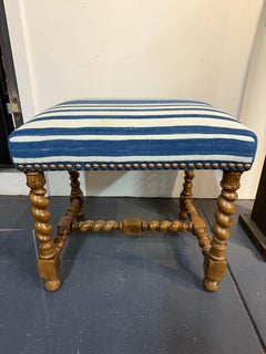 Tabouret de style Charles Upholstering en tissu bleu et blanc