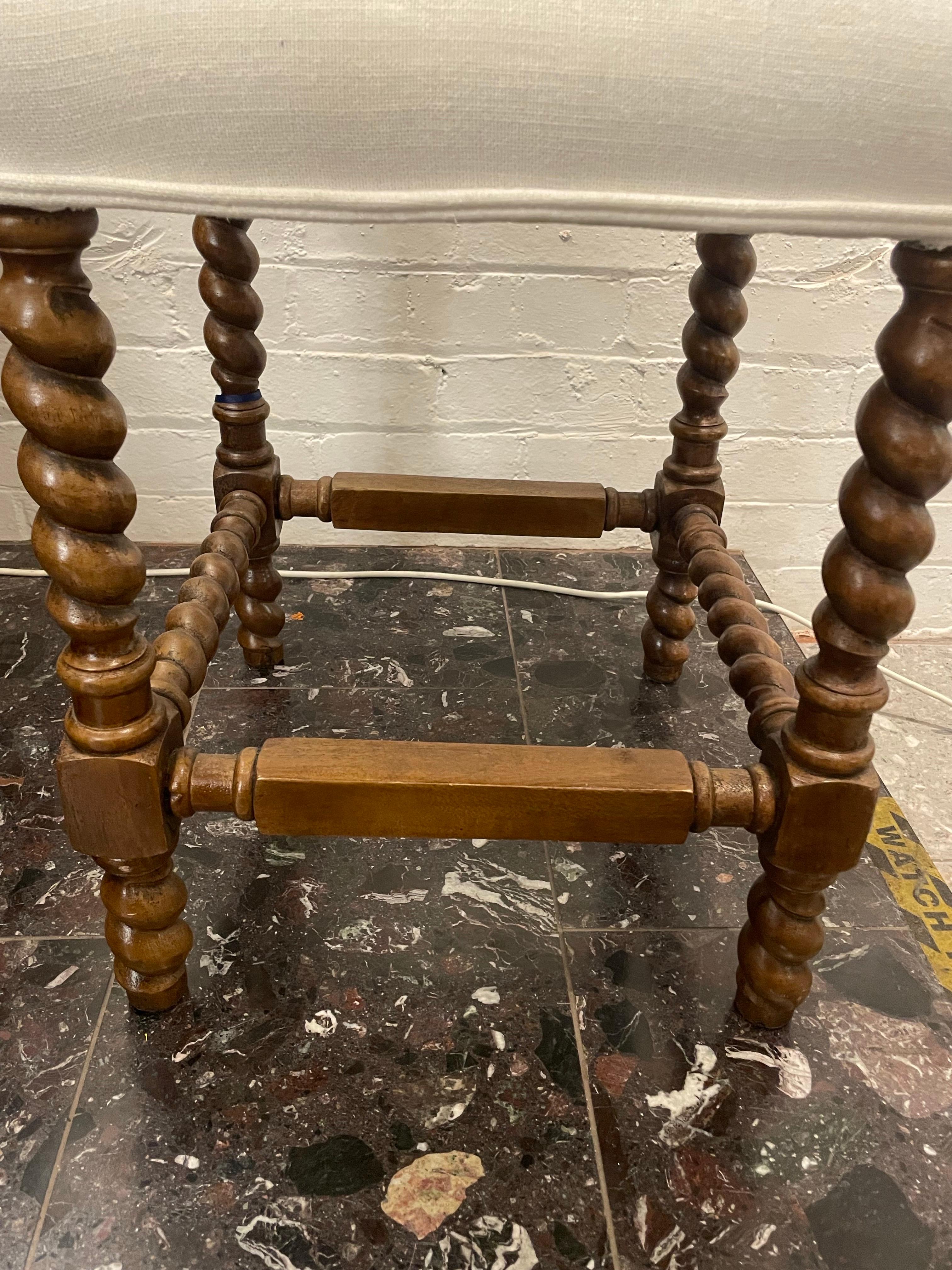 Carlo II Uno sgabello in stile Charles II rivestito con tessuto bianco in vendita