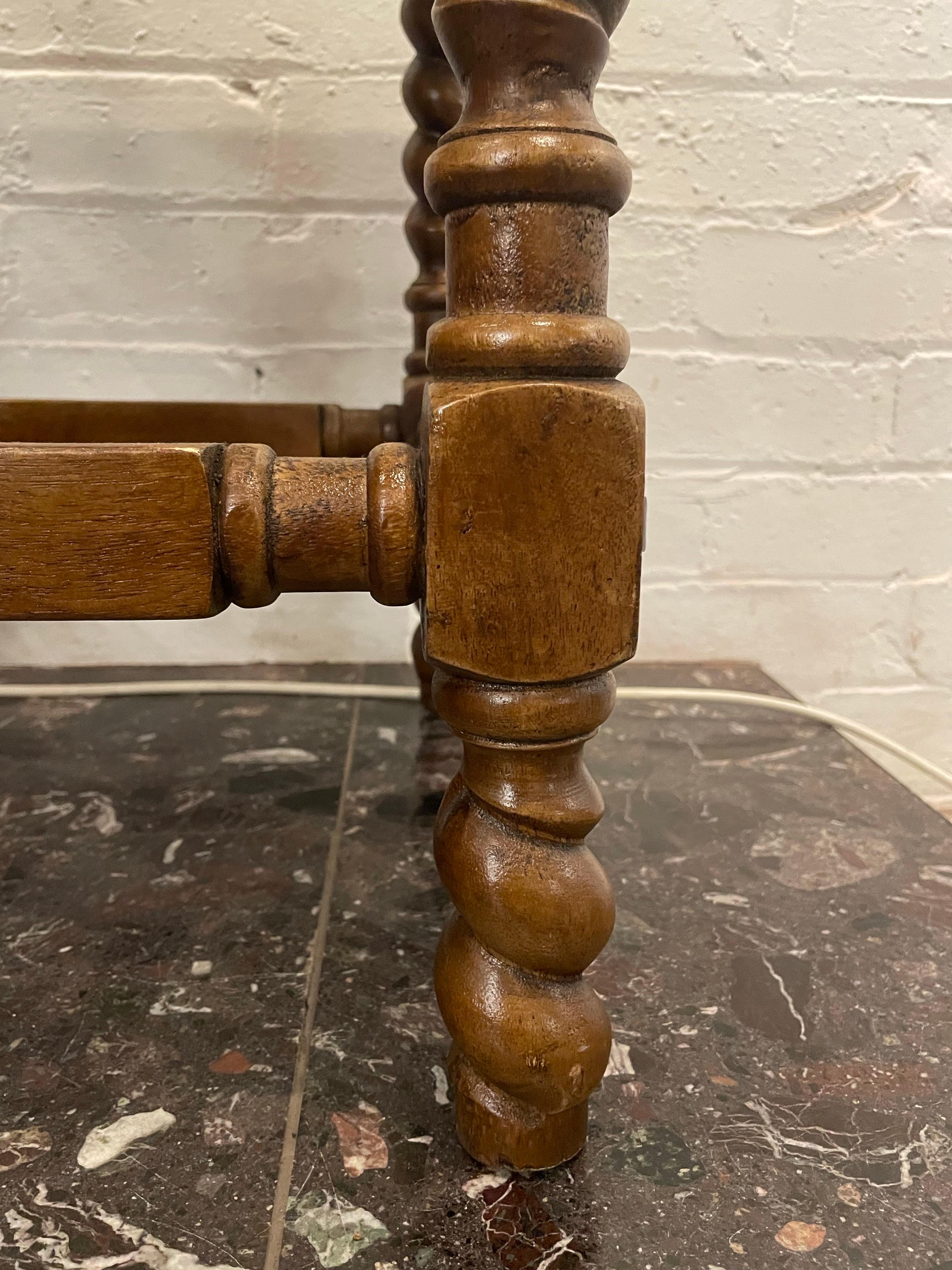Australiano Uno sgabello in stile Charles II rivestito con tessuto bianco in vendita