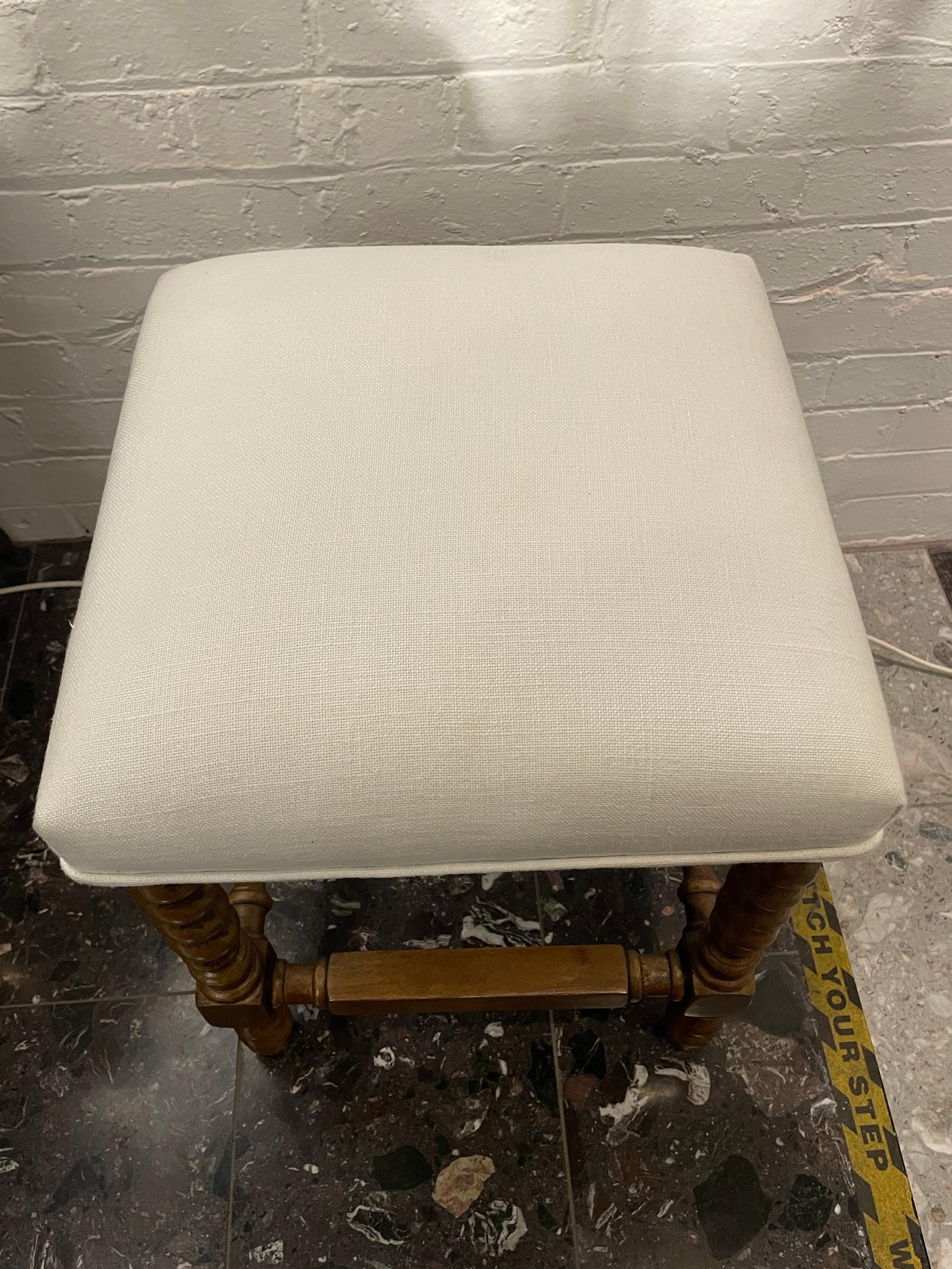 Fatto a macchina Uno sgabello in stile Charles II rivestito con tessuto bianco in vendita