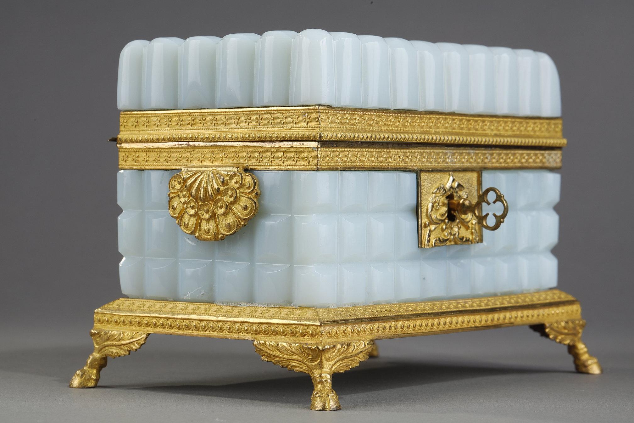 A Charles X opaline casket with its perfume bottles In Good Condition For Sale In Paris, FR