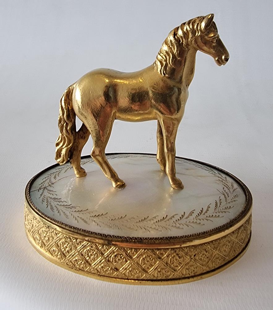 Très belle et rare statuette d'un cheval en nacre gravée et en bronze doré d'époque Charles X au Palais Royal. Avec une base en nacre montée en orfèvrerie.
Provenance
La Collection de feu la Comtesse Bunny Esterhazy (1938-2021)