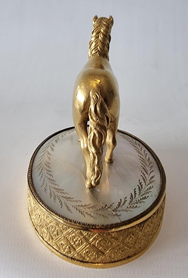 Milieu du XIXe siècle Statue équestre en bronze doré et nacre de Charles X Palais Royal  en vente