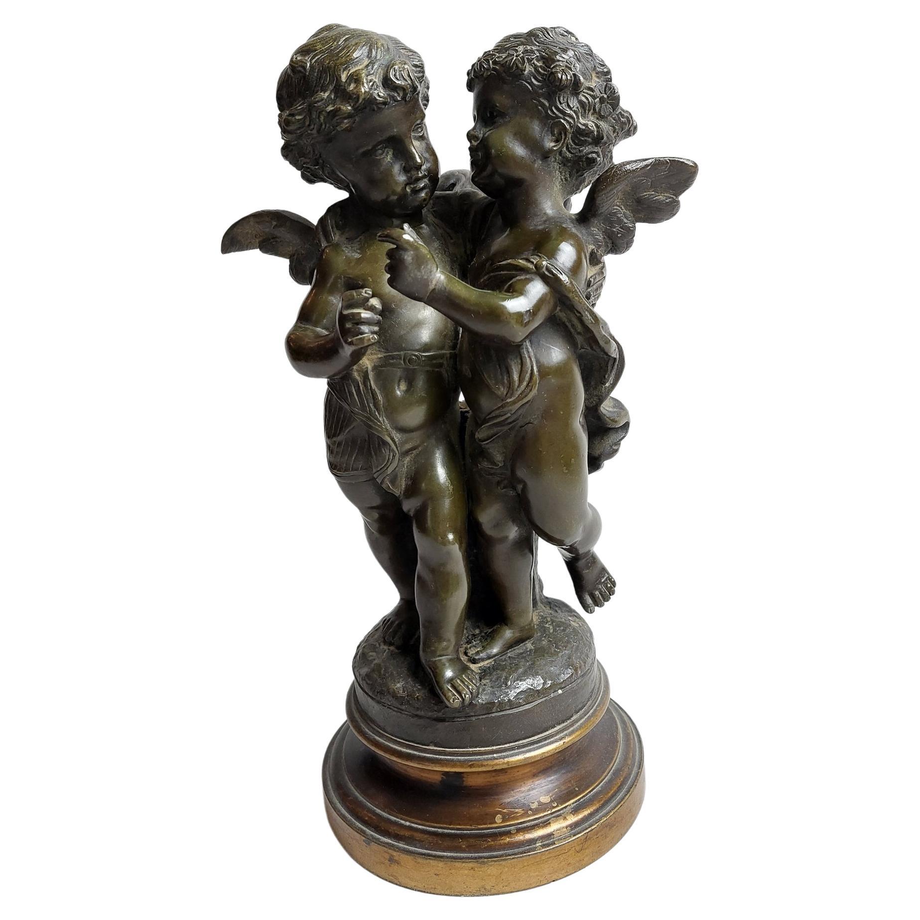 Charmant bronze du 19ème siècle représentant un garçon et une fille ailés et chérubins, signé Bulio