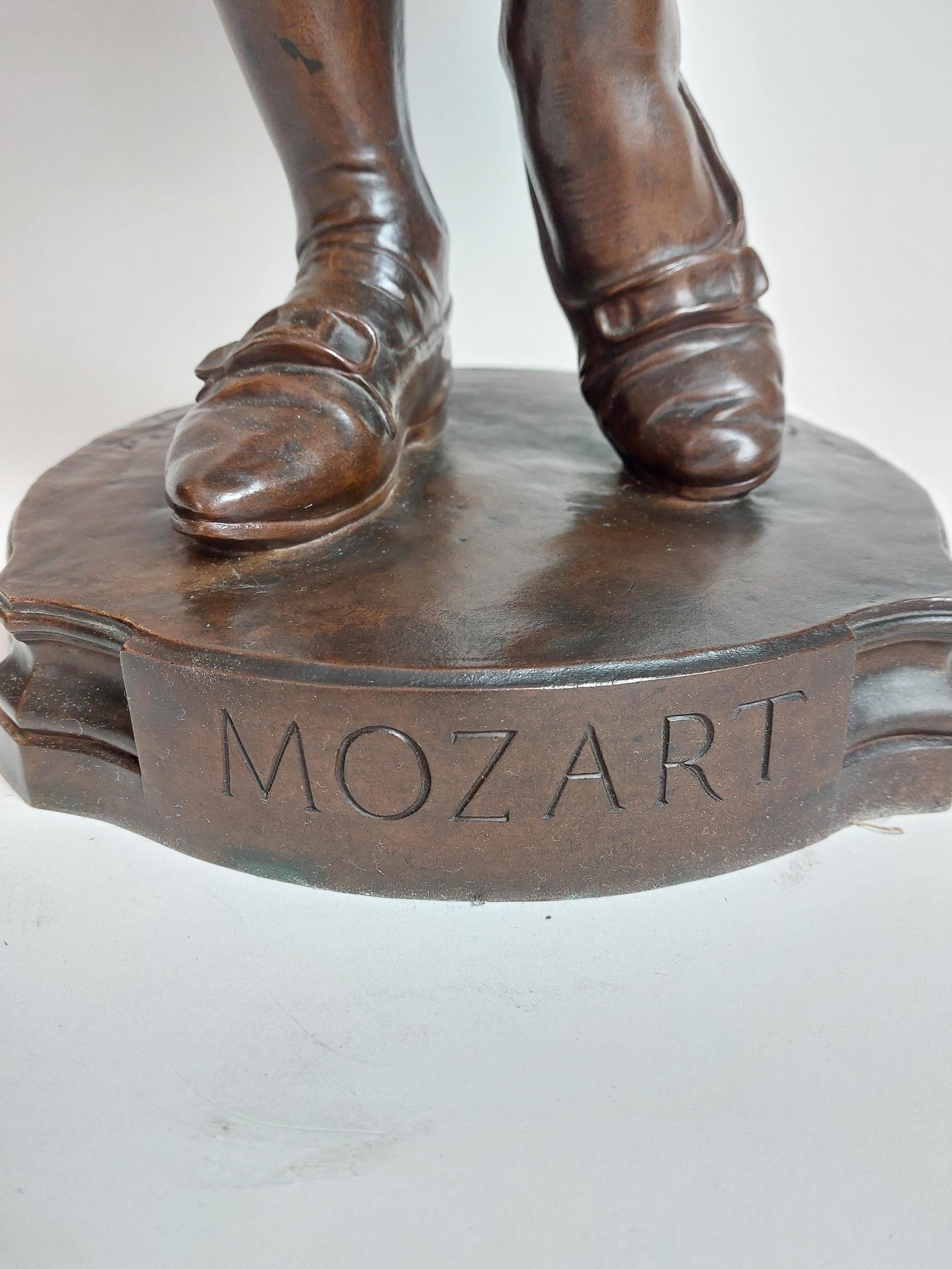 Eine charmante französische Bronzestatue des jungen Mozart aus dem 19. Jahrhundert, der sein Geige spielt im Angebot 3