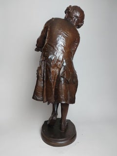 Charmant bronze français du XIXe siècle représentant le jeune Mozart accordant son violon.
