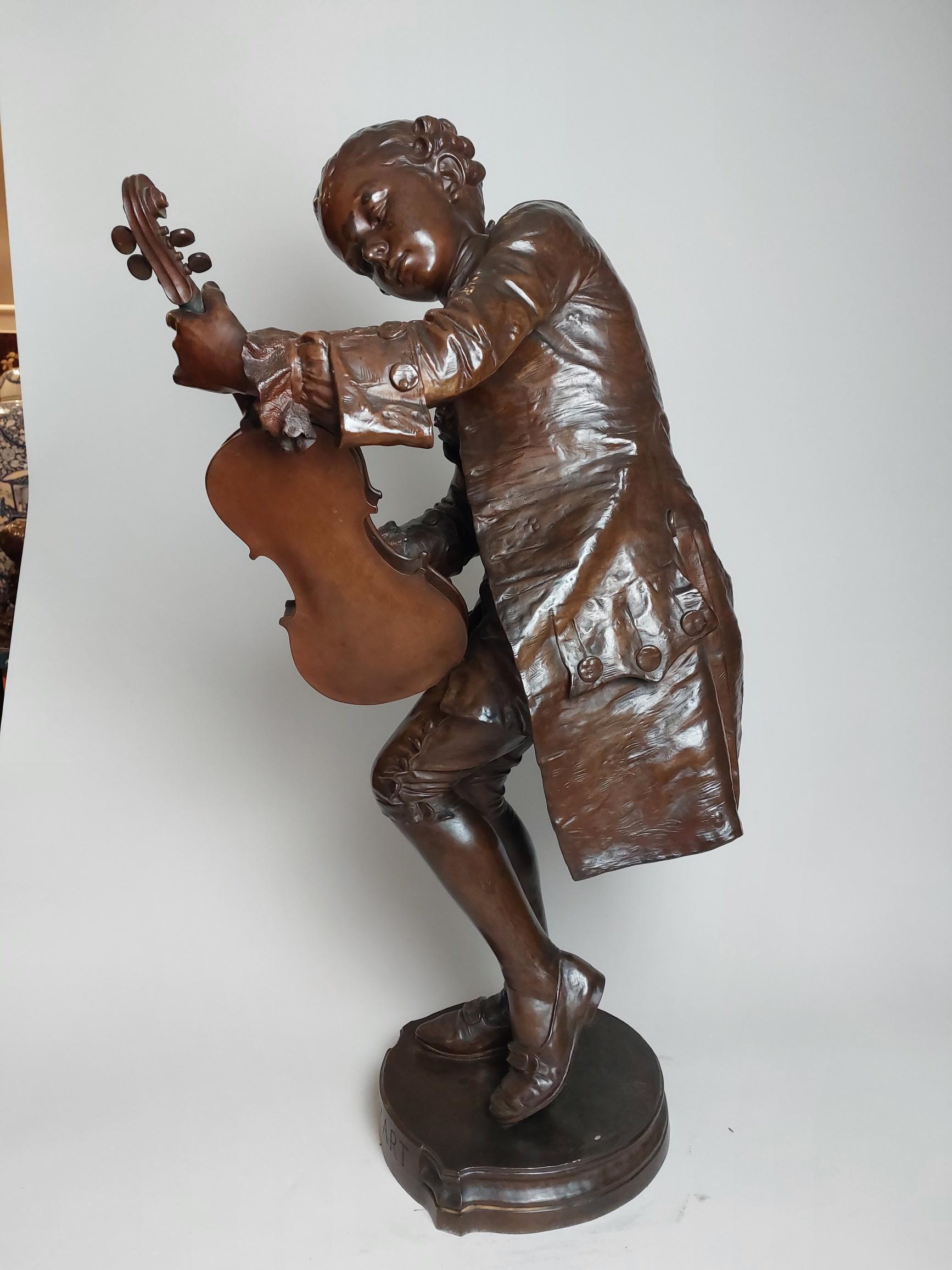 Eine charmante französische Bronzestatue des jungen Mozart aus dem 19. Jahrhundert, der sein Geige spielt (Neorenaissance) im Angebot