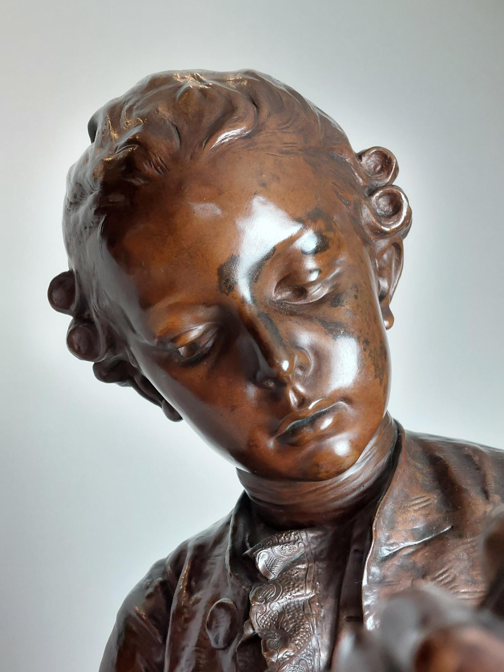 Eine charmante französische Bronzestatue des jungen Mozart aus dem 19. Jahrhundert, der sein Geige spielt (Französisch) im Angebot