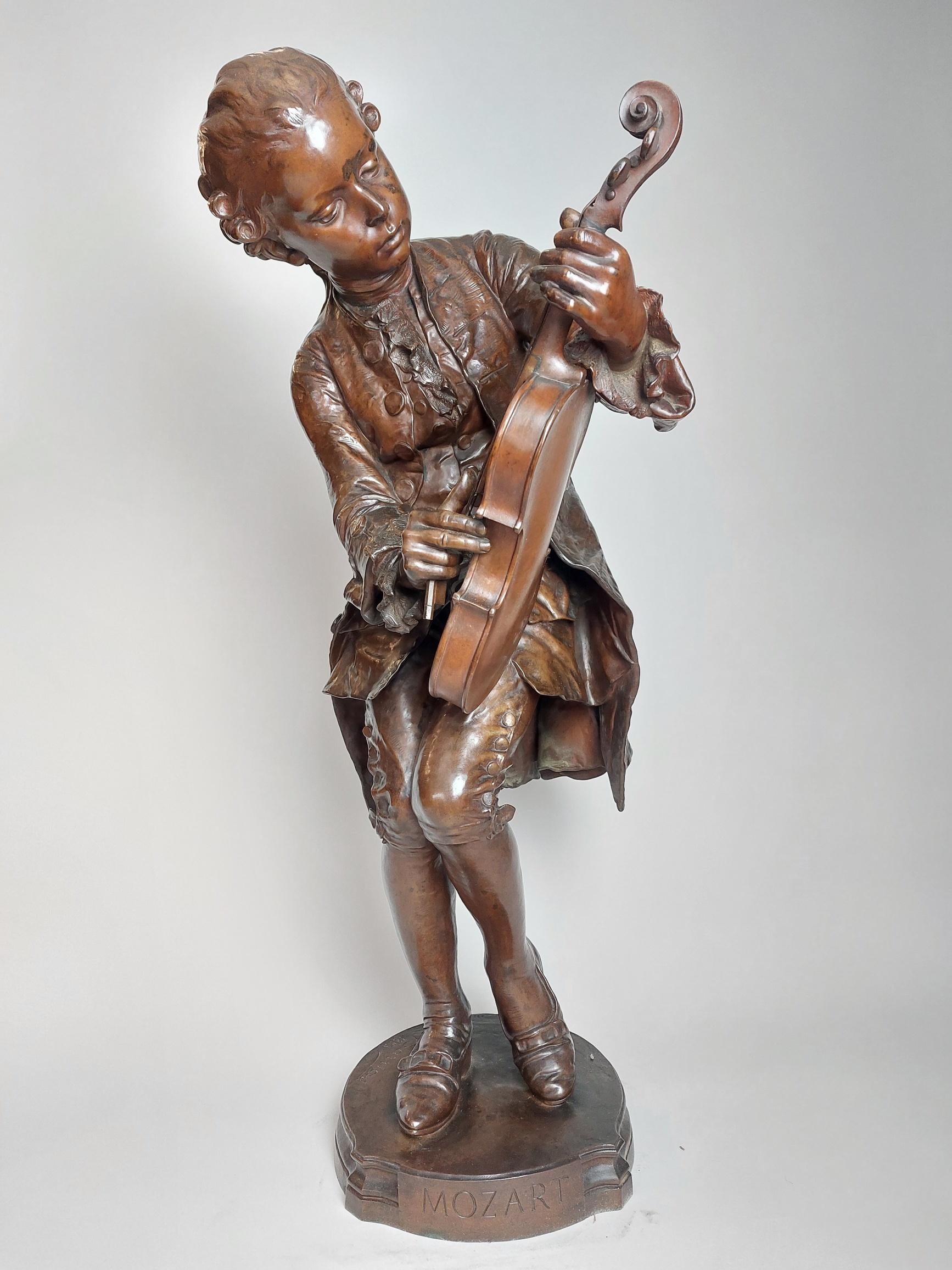 Eine charmante französische Bronzestatue des jungen Mozart aus dem 19. Jahrhundert, der sein Geige spielt (Gegossen) im Angebot