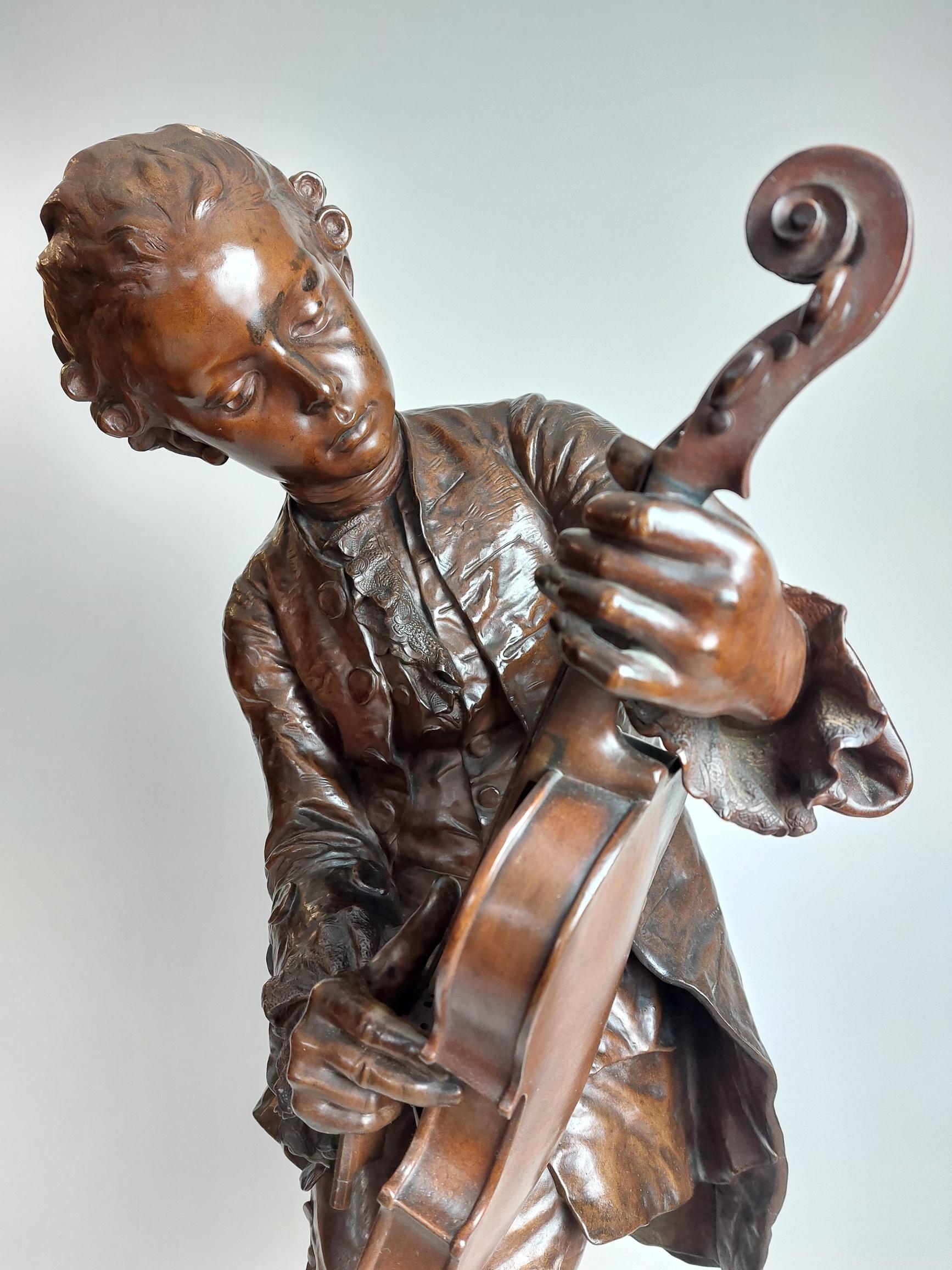 Eine charmante französische Bronzestatue des jungen Mozart aus dem 19. Jahrhundert, der sein Geige spielt im Angebot 1