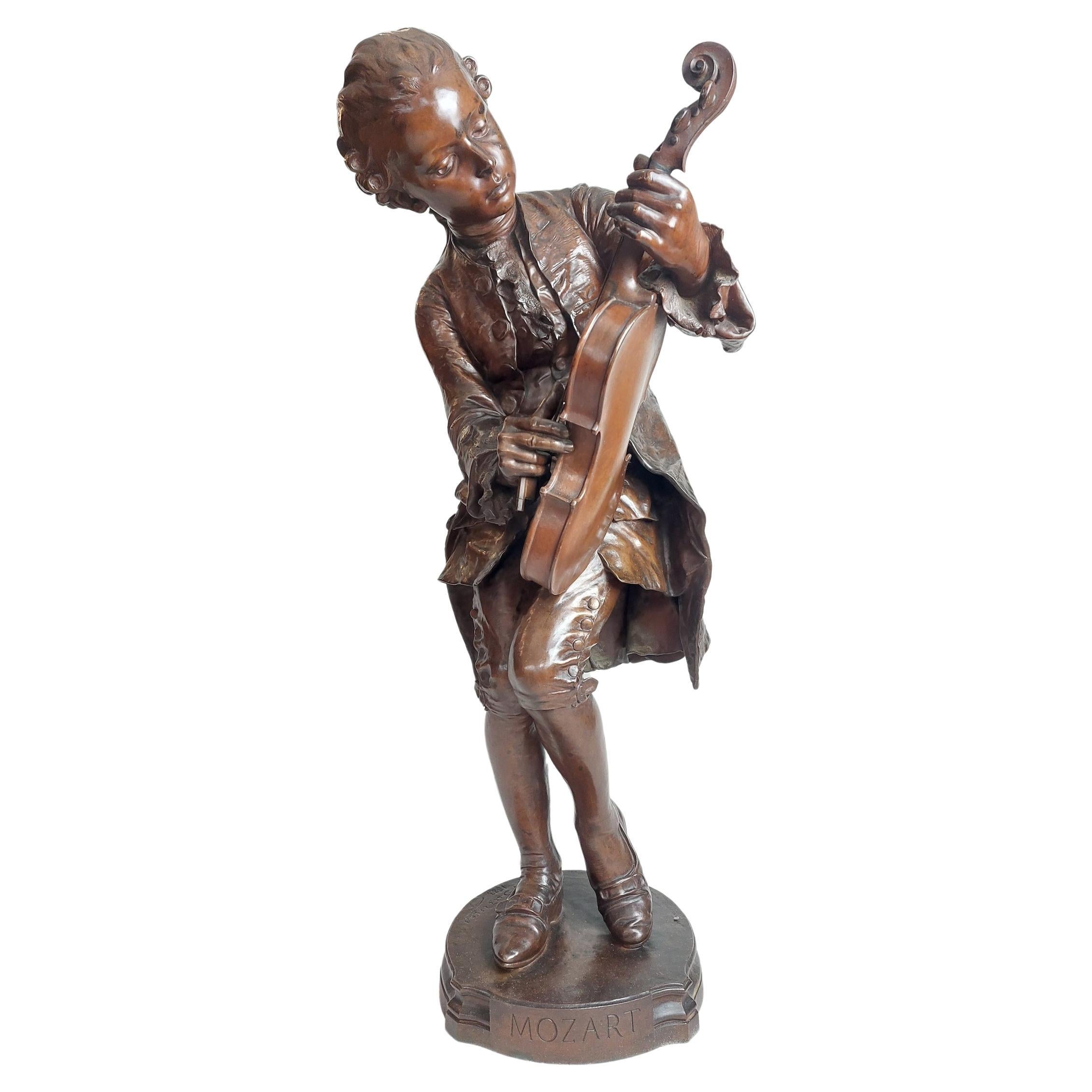 Eine charmante französische Bronzestatue des jungen Mozart aus dem 19. Jahrhundert, der sein Geige spielt im Angebot