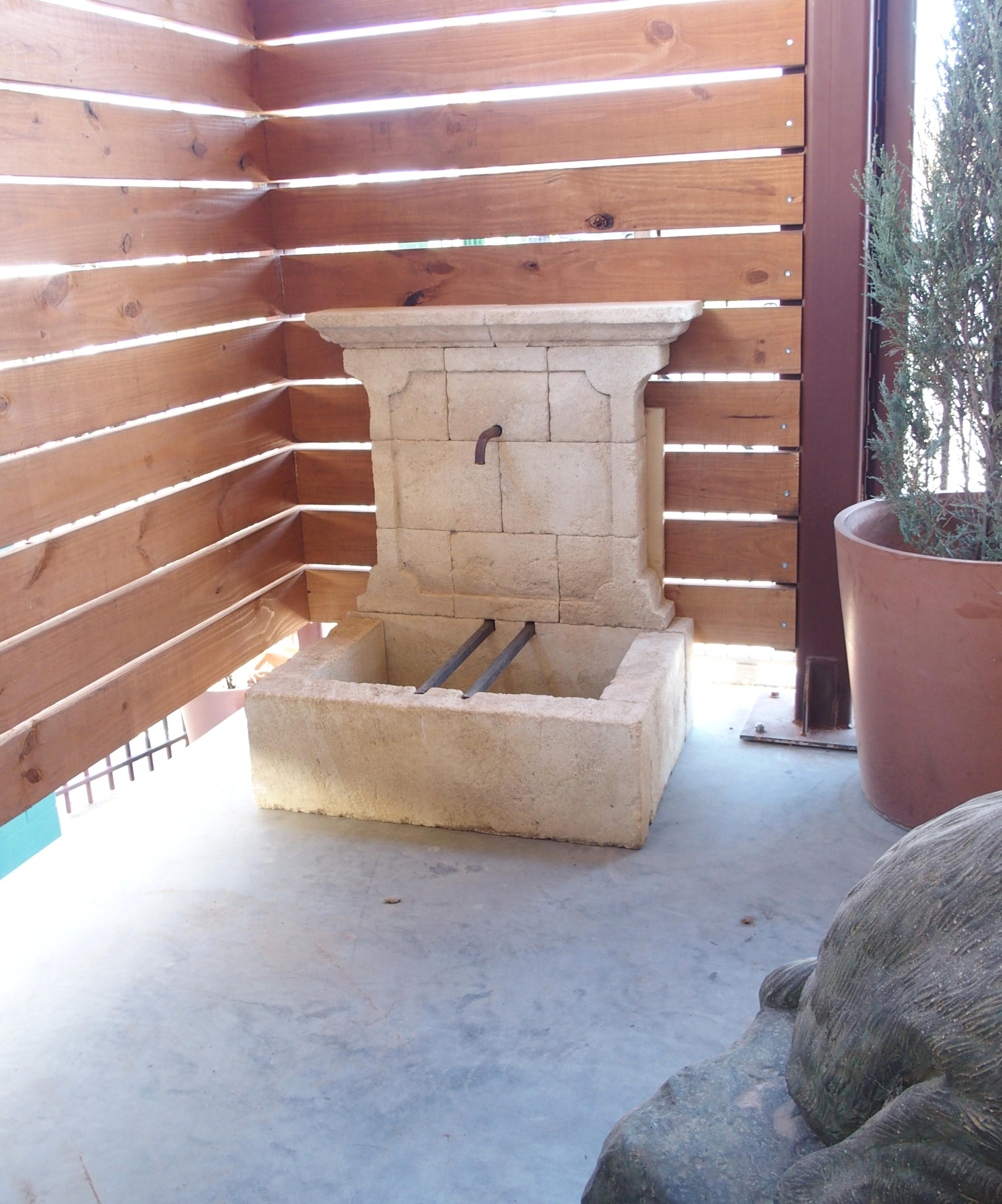 Dieser charmante französische Wandbrunnen besteht aus 14 Stücken handgeschnitztem Estaillade-Kalkstein und hat eine schöne cremefarbene Patina mit weißen und grauen Akzenten. Der kleine Springbrunnen eignet sich ideal für kleinere Landschaften wie