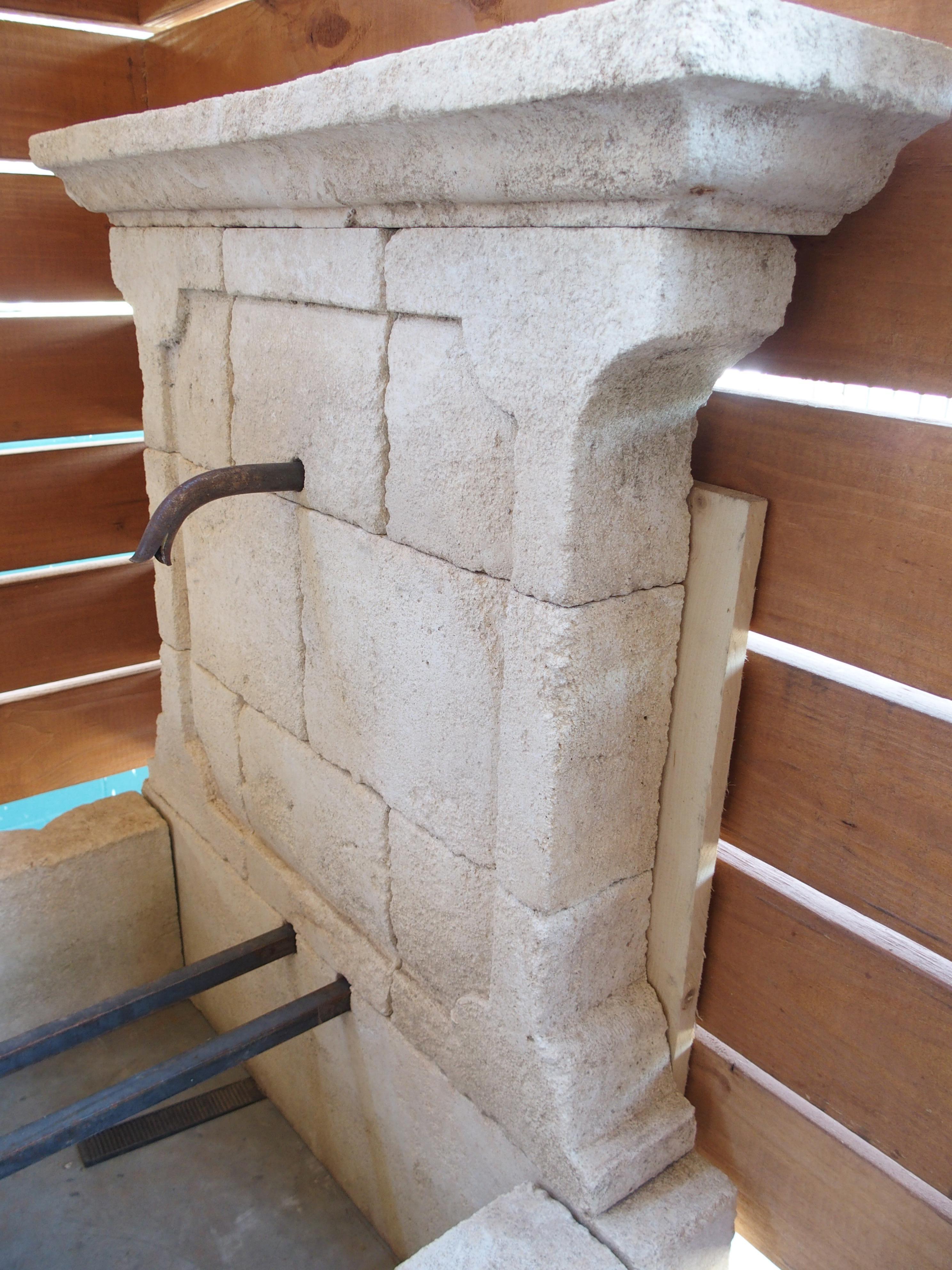Ein charmanter und kleiner Wandbrunnen aus Kalkstein aus Frankreich, Le Petit Bédoin (21. Jahrhundert und zeitgenössisch)