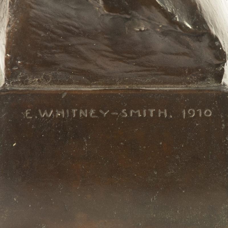 Inglese Un affascinante busto di una testa di bambino di Edwin Whitney-Smith, datato 1910 in vendita