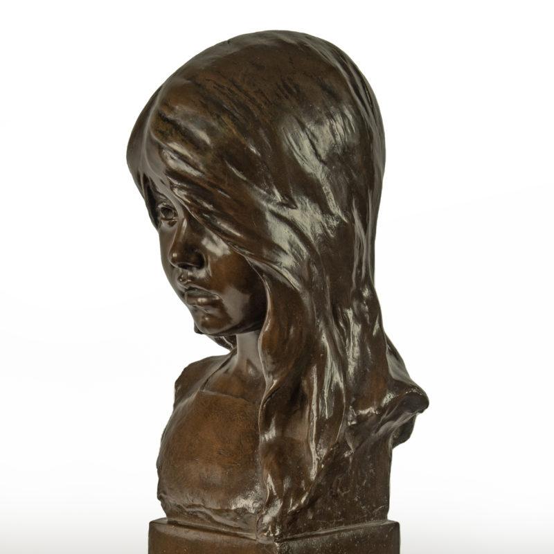 Un affascinante busto di una testa di bambino di Edwin Whitney-Smith, datato 1910 In condizioni buone in vendita a Lymington, Hampshire