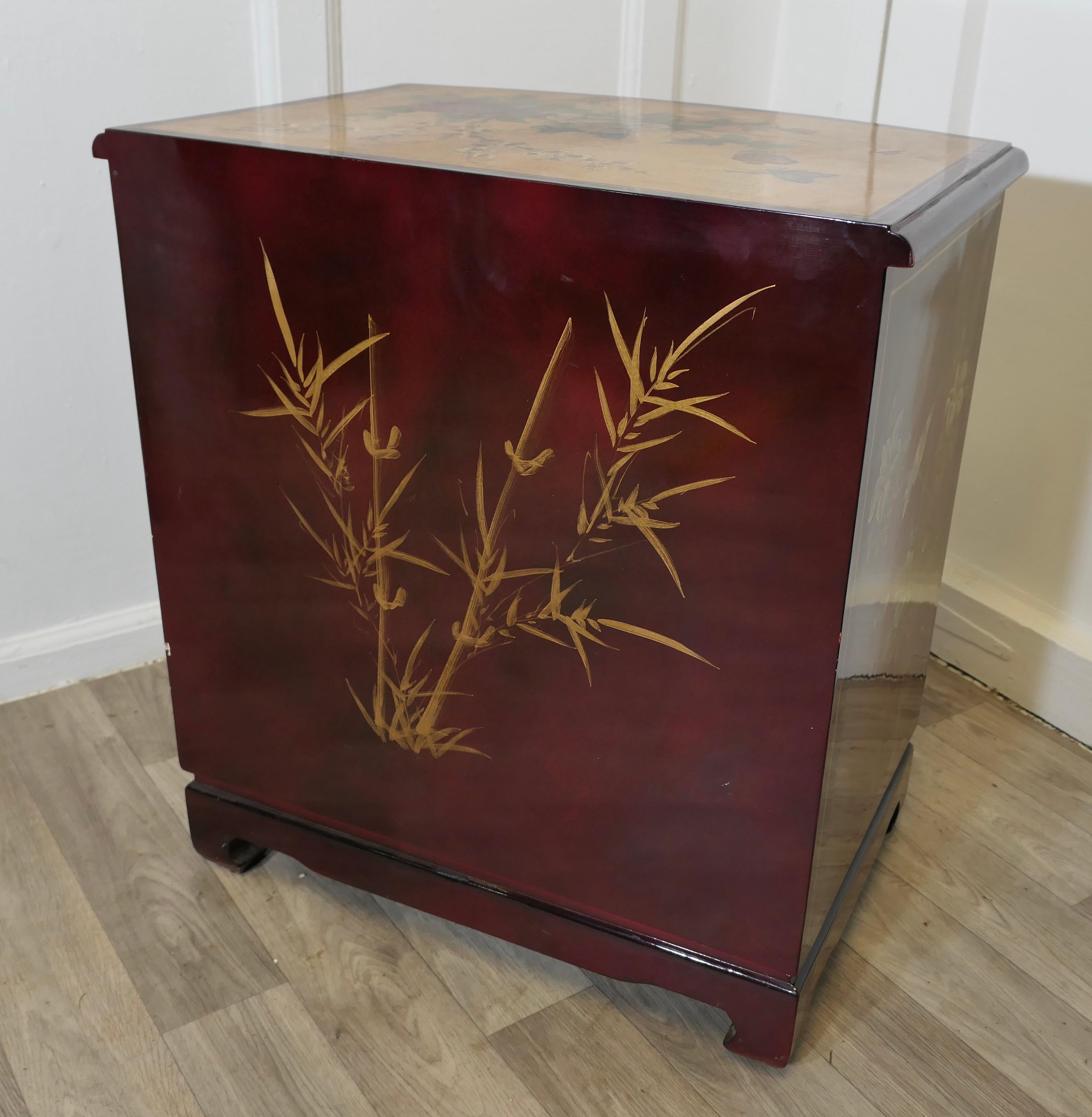 Charmant meuble d'appoint à 2 portes de style Chinoiserie en vente 4