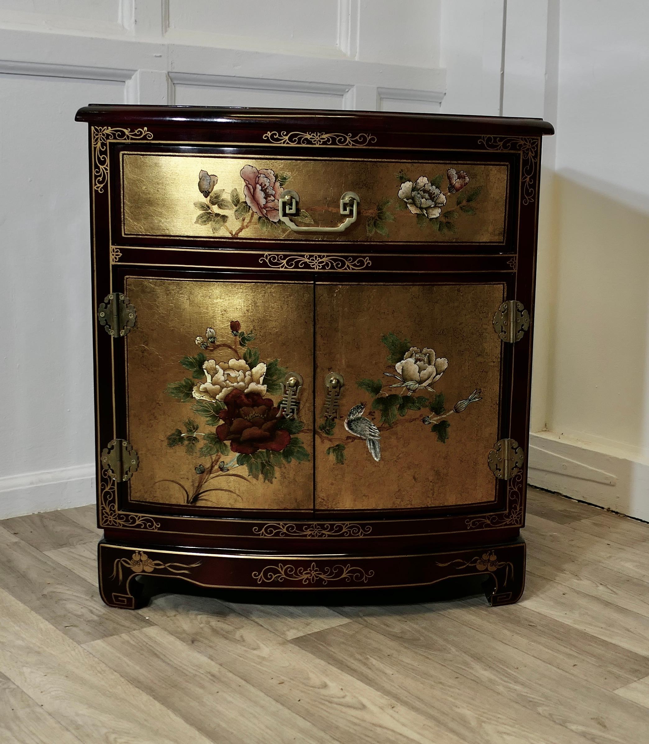 Charmant meuble d'appoint à 2 portes de style Chinoiserie

Ce joli meuble à façade arquée comporte un tiroir au-dessus d'une armoire à deux portes. Le meuble est magnifiquement décoré en laque rouge grenat et or, la décoration délicate est