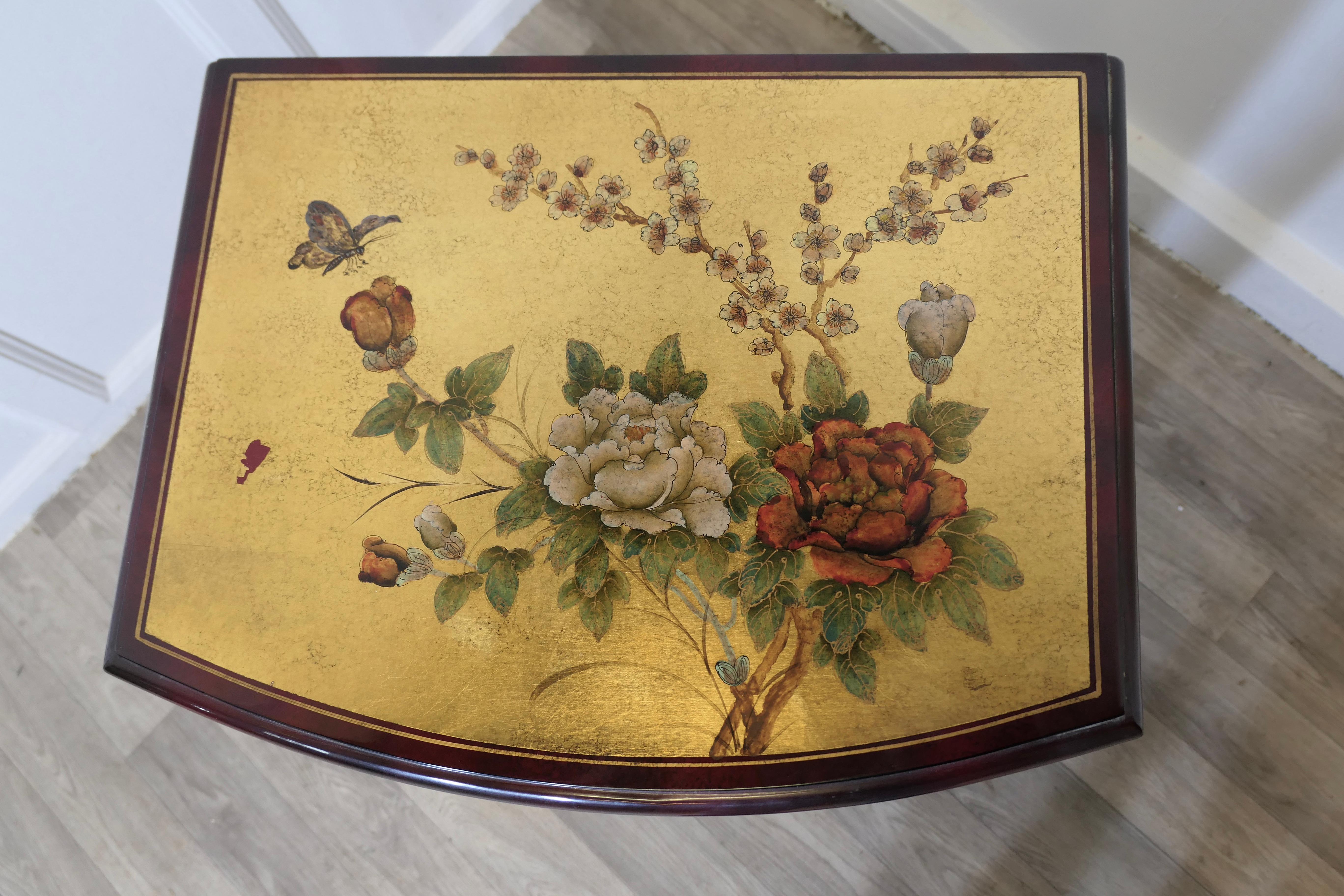 Charmant meuble d'appoint à 2 portes de style Chinoiserie Bon état - En vente à Godshill, Isle of Wight