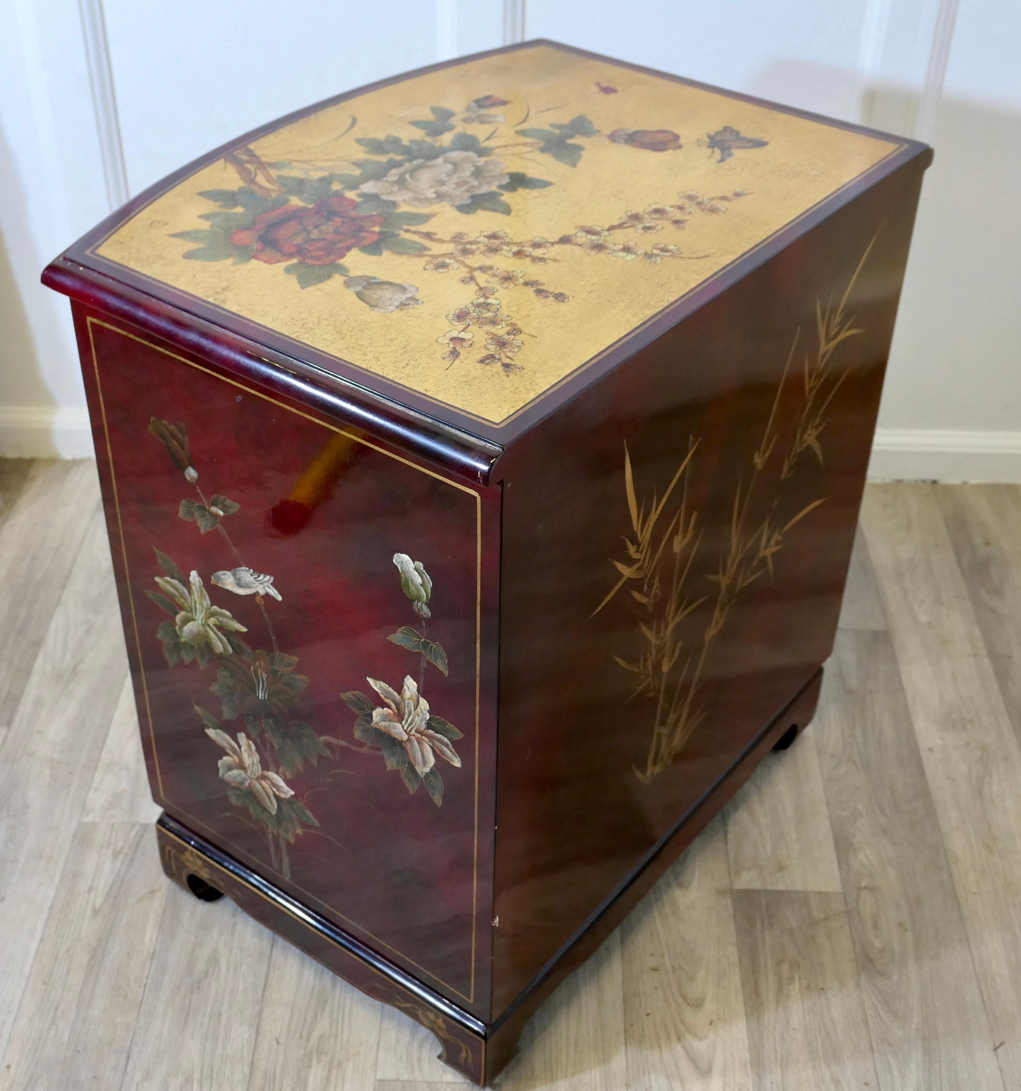 Milieu du XXe siècle Charmant meuble d'appoint à 2 portes de style Chinoiserie en vente
