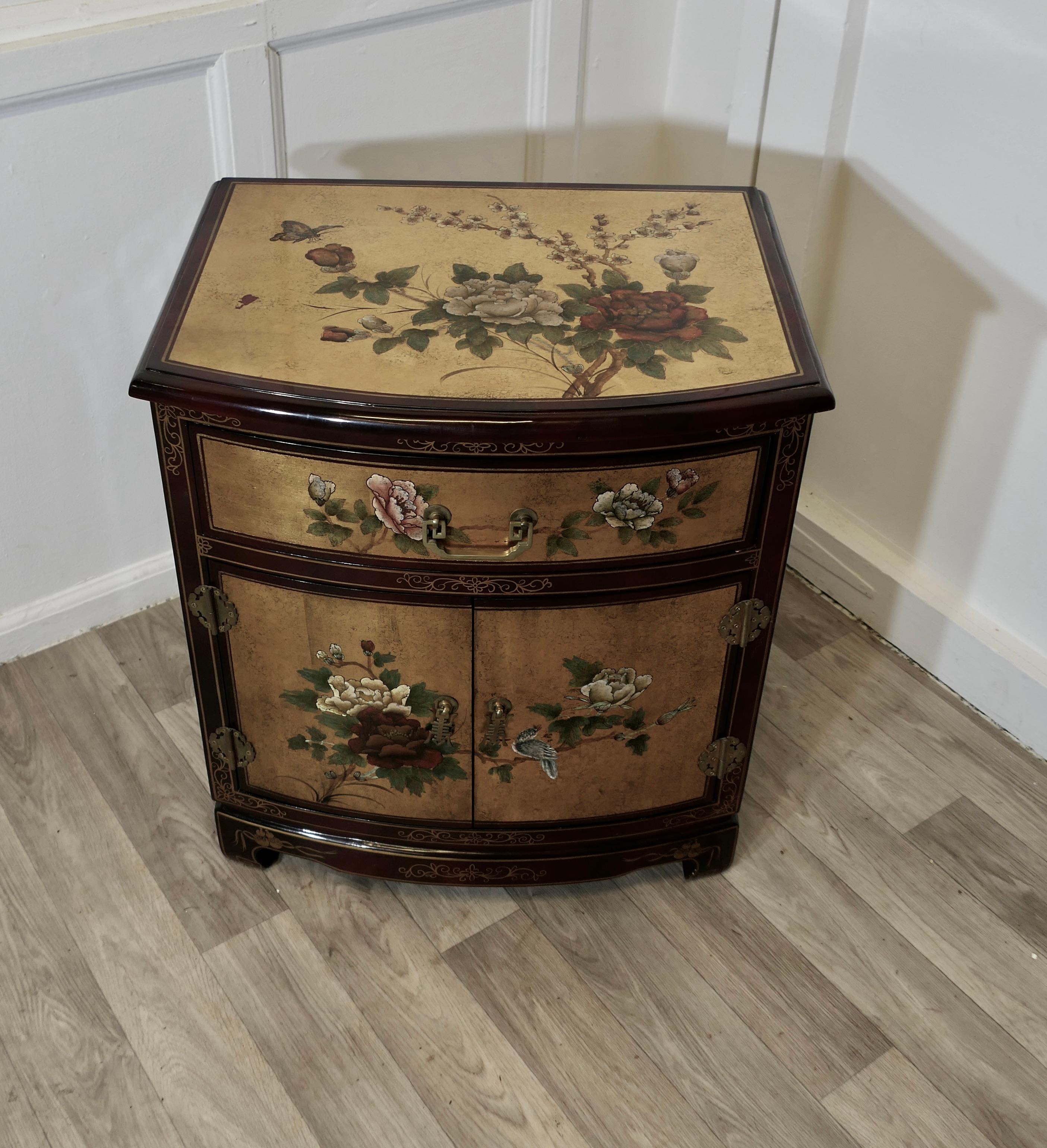 Laque Charmant meuble d'appoint à 2 portes de style Chinoiserie en vente