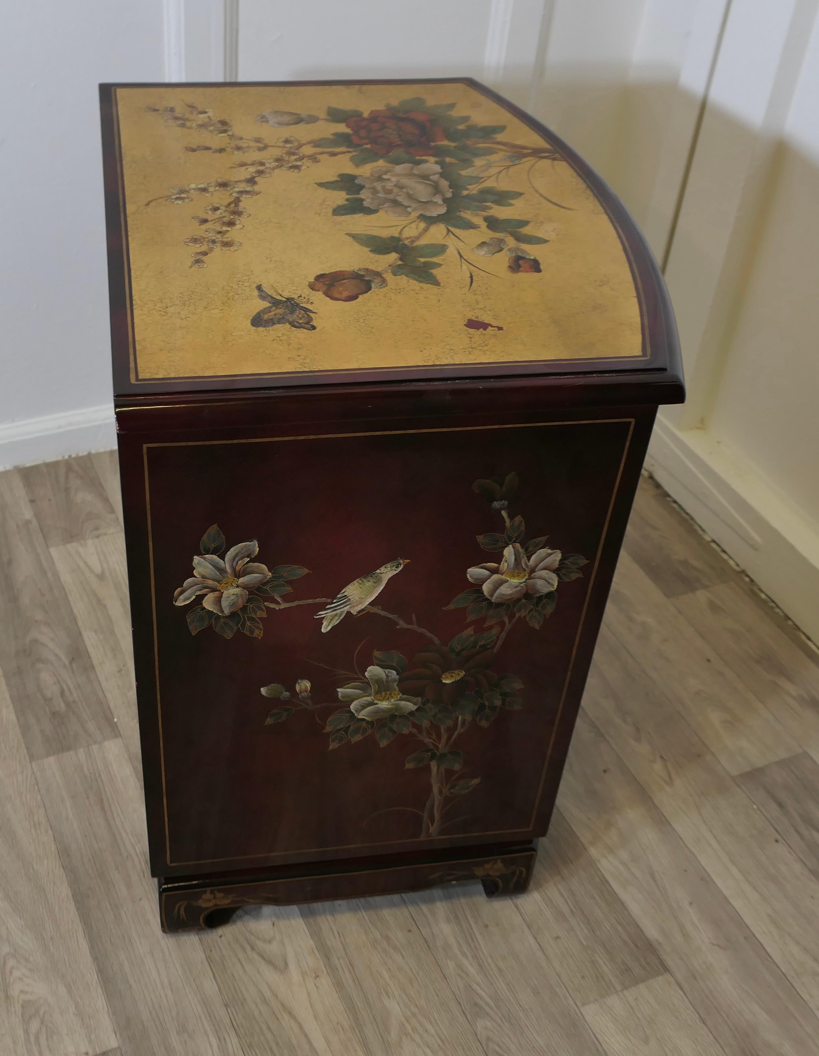 Charmant meuble d'appoint à 2 portes de style Chinoiserie en vente 3