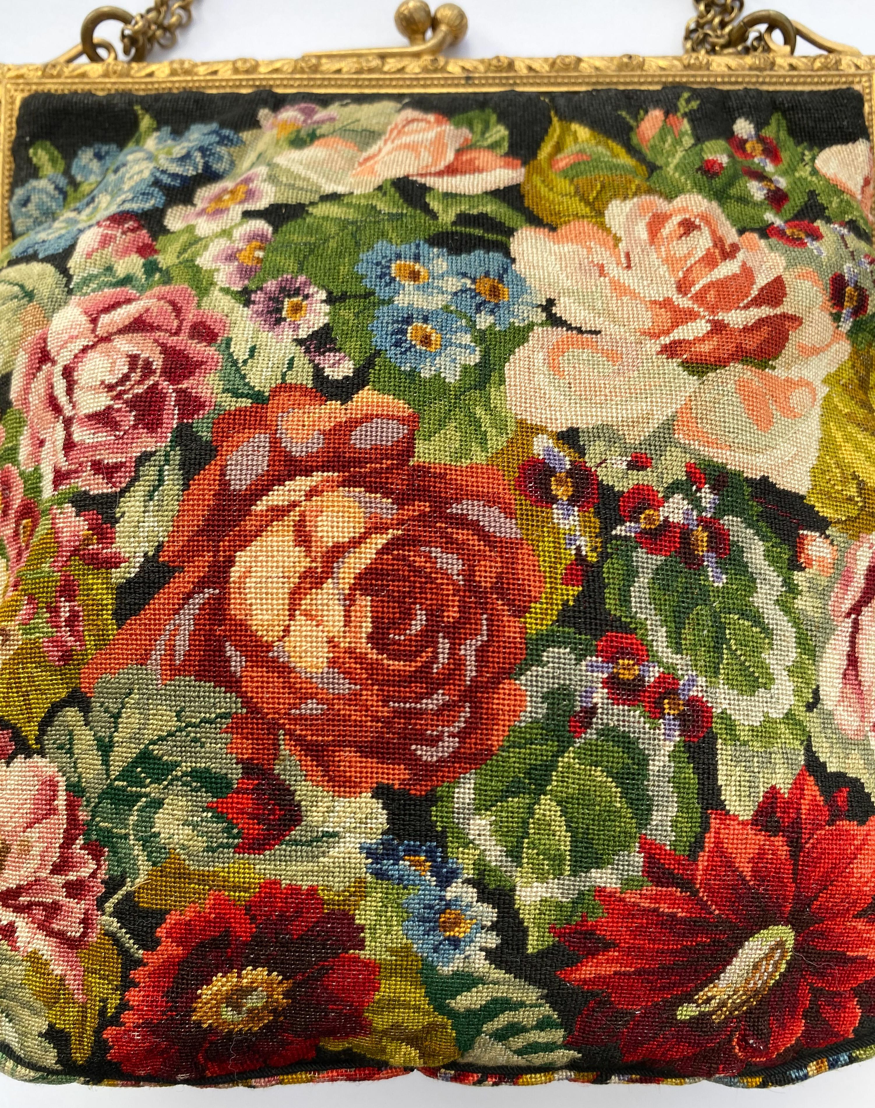 Un charmant petit sac à main pointe, avec un motif « rose/flower », français, des années 1920. Pour femmes en vente