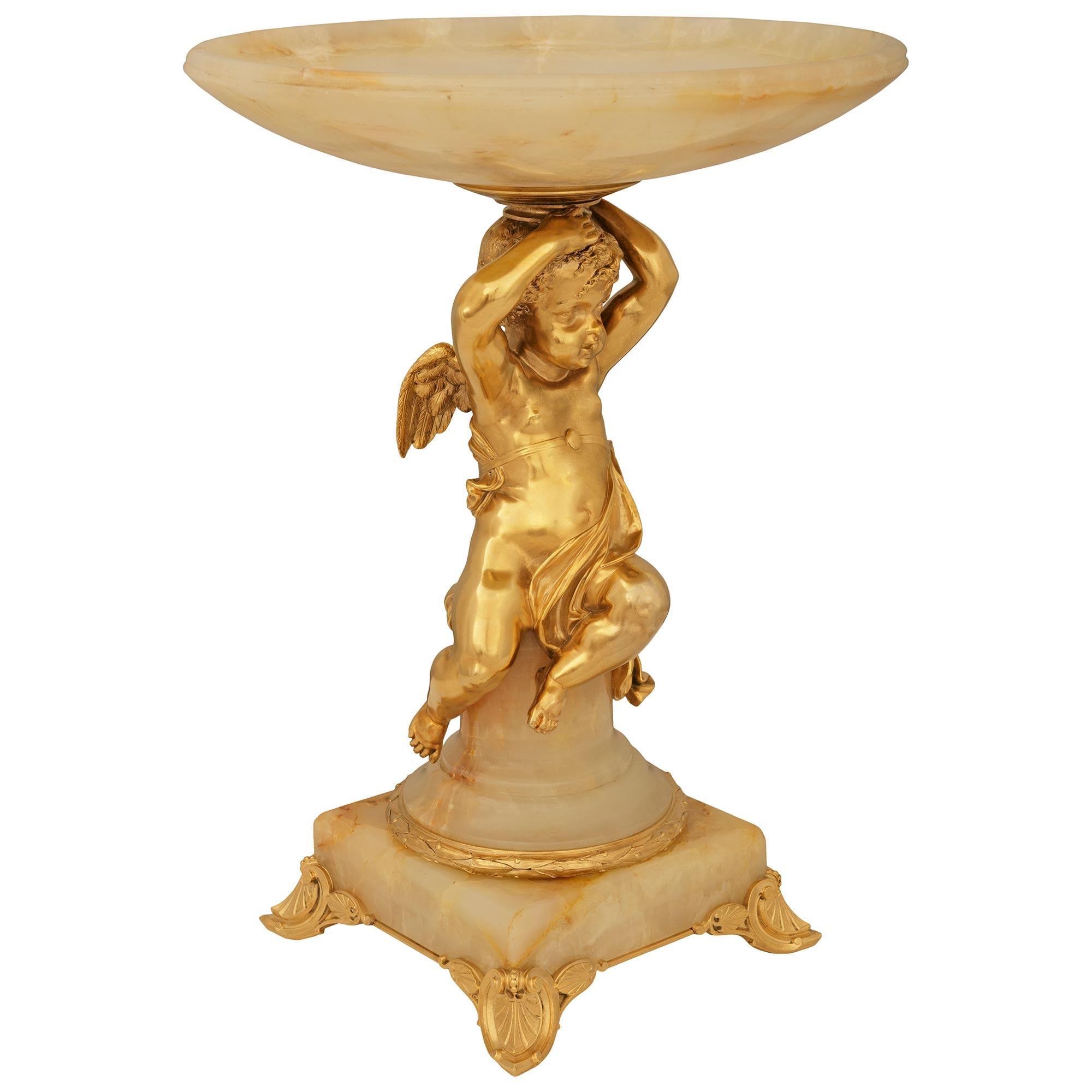Français Charmante pièce centrale française du 19ème siècle, style Louis XVI, en bronze doré et onyx en vente