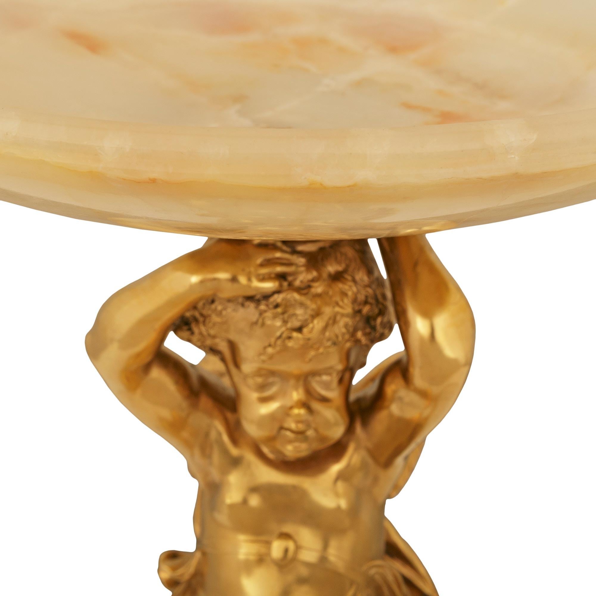 XIXe siècle Charmante pièce centrale française du 19ème siècle, style Louis XVI, en bronze doré et onyx en vente