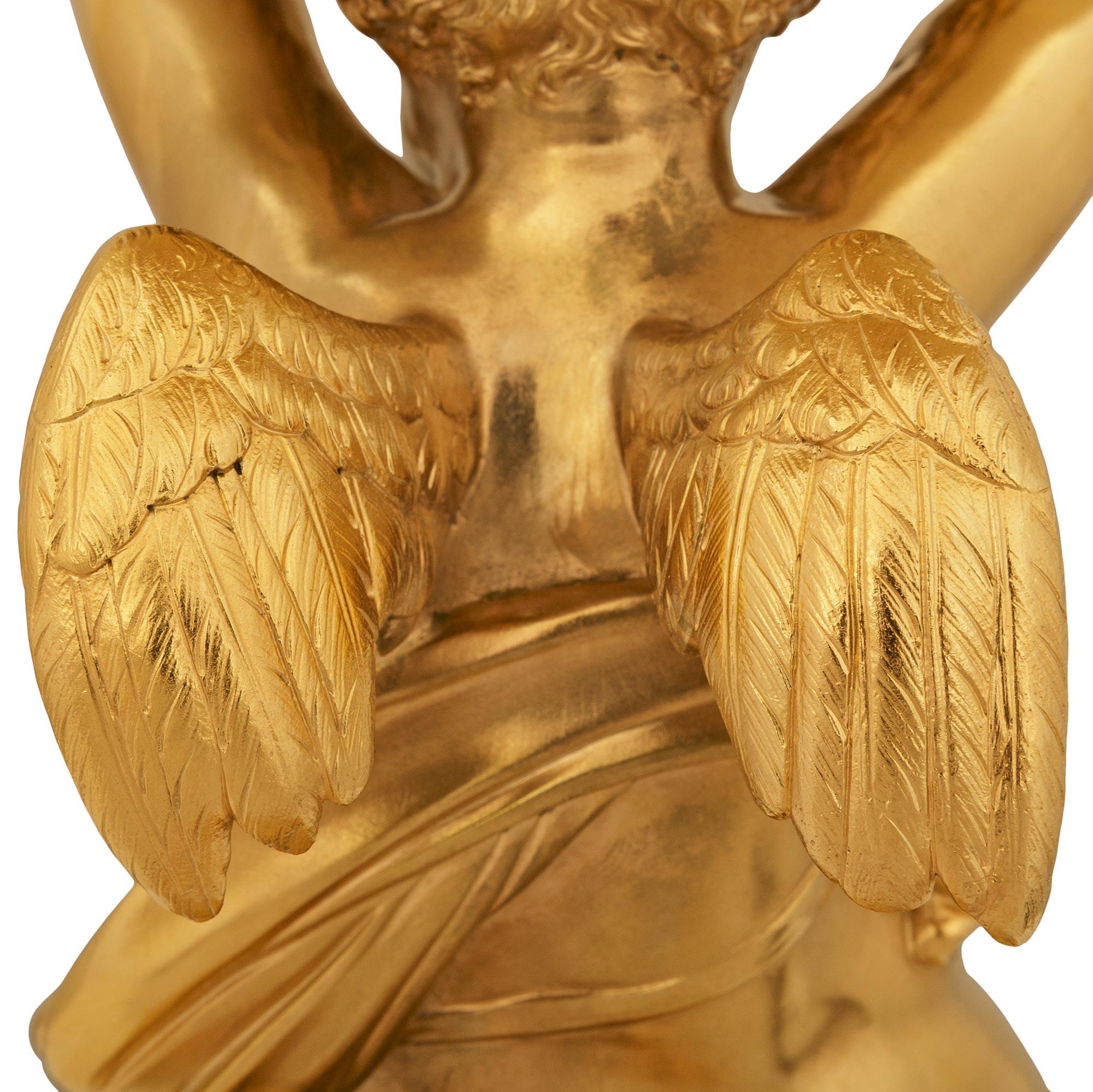 Charmante pièce centrale française du 19ème siècle, style Louis XVI, en bronze doré et onyx en vente 1
