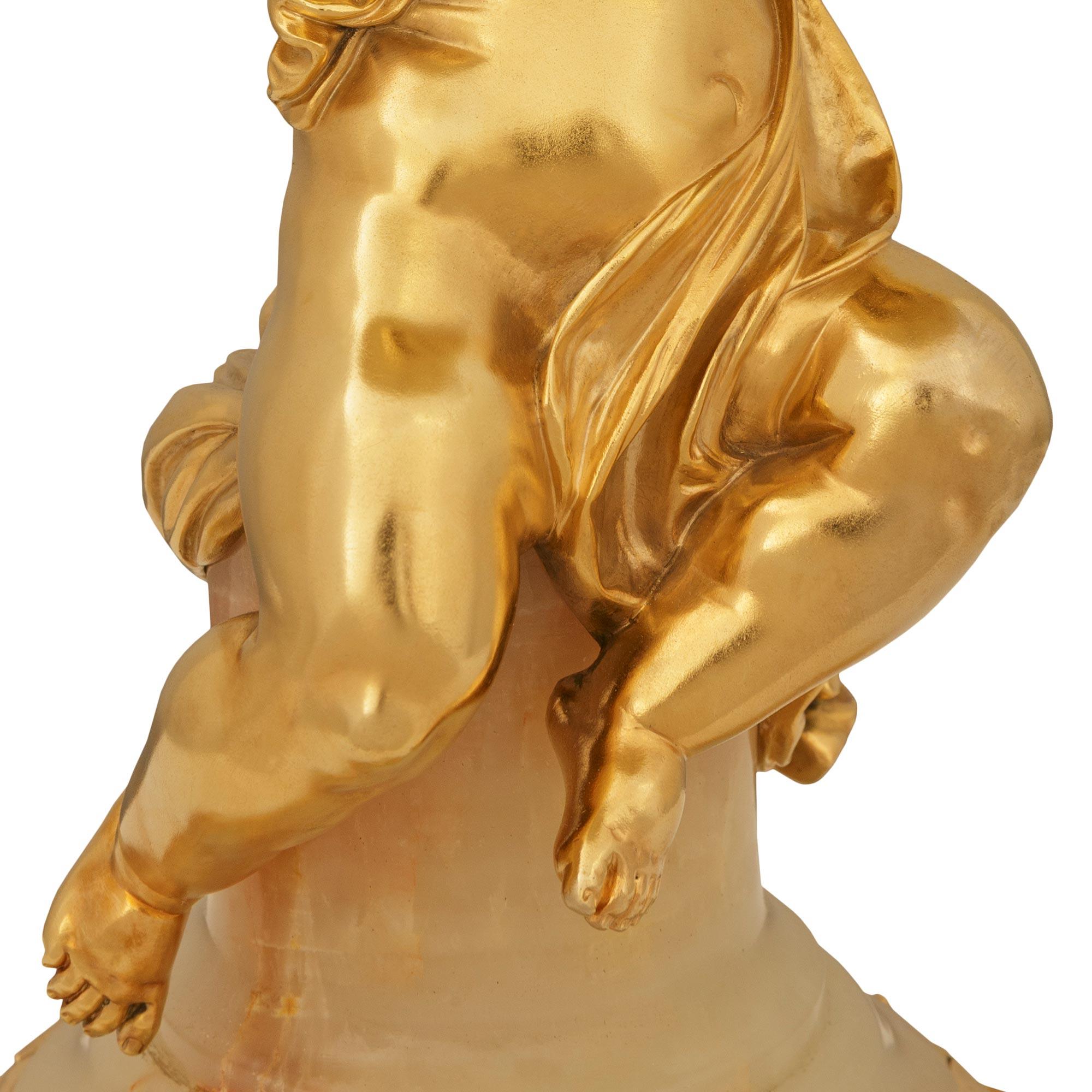 Charmante pièce centrale française du 19ème siècle, style Louis XVI, en bronze doré et onyx en vente 2