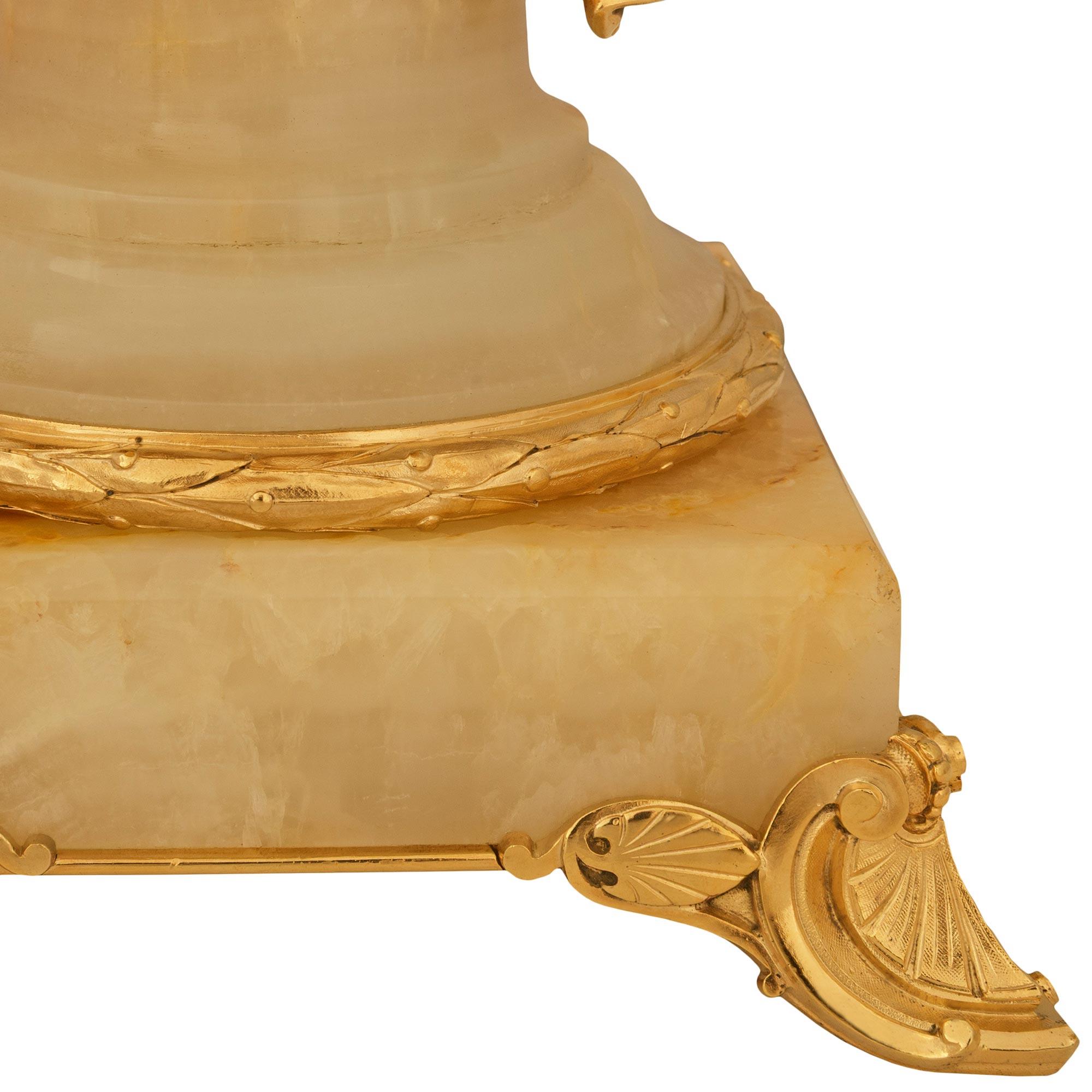 Charmante pièce centrale française du 19ème siècle, style Louis XVI, en bronze doré et onyx en vente 3