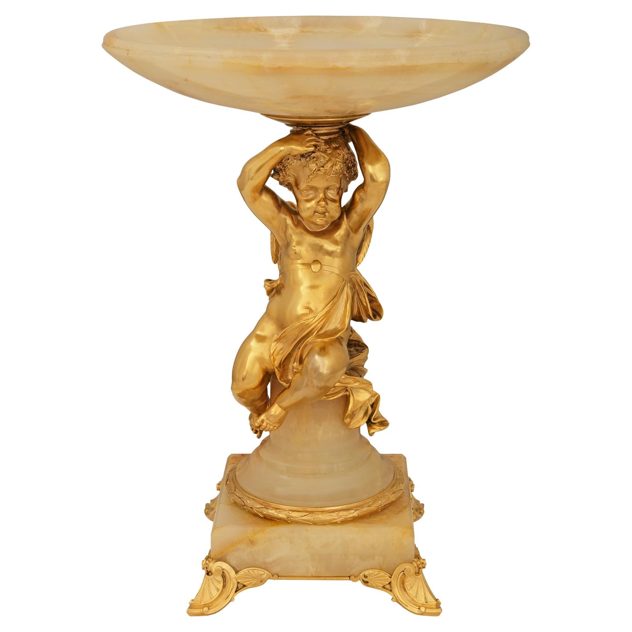 Un affascinante centrotavola francese del XIX secolo in stile Luigi XVI con ormolu e onice