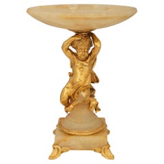 Un encantador centro de mesa francés del siglo XIX, de estilo Luis XVI, de ormolu y ónice
