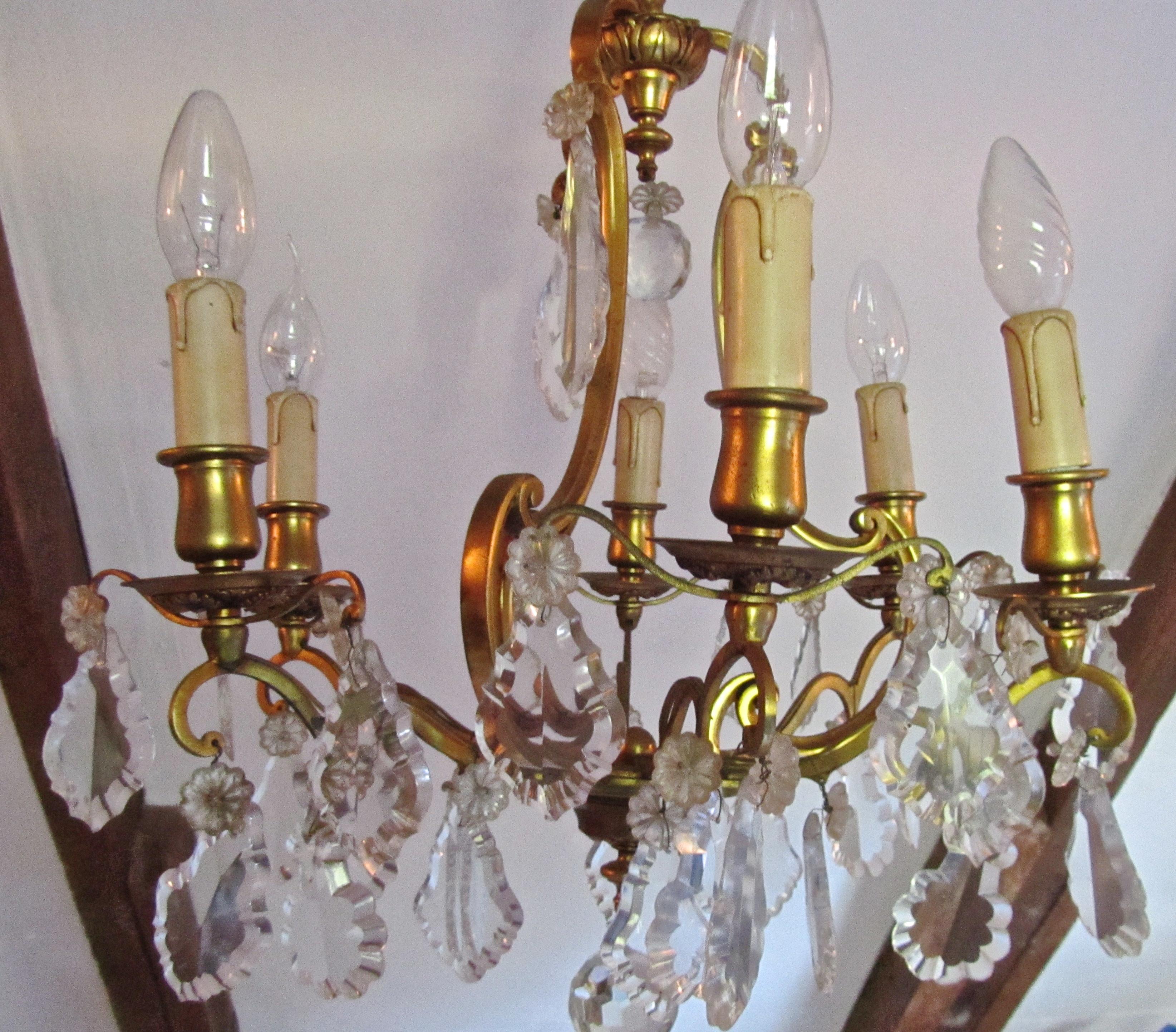 Stile provenzale Incantevole lampadario francese a 6 rami in vetro tagliato e ottone in vendita