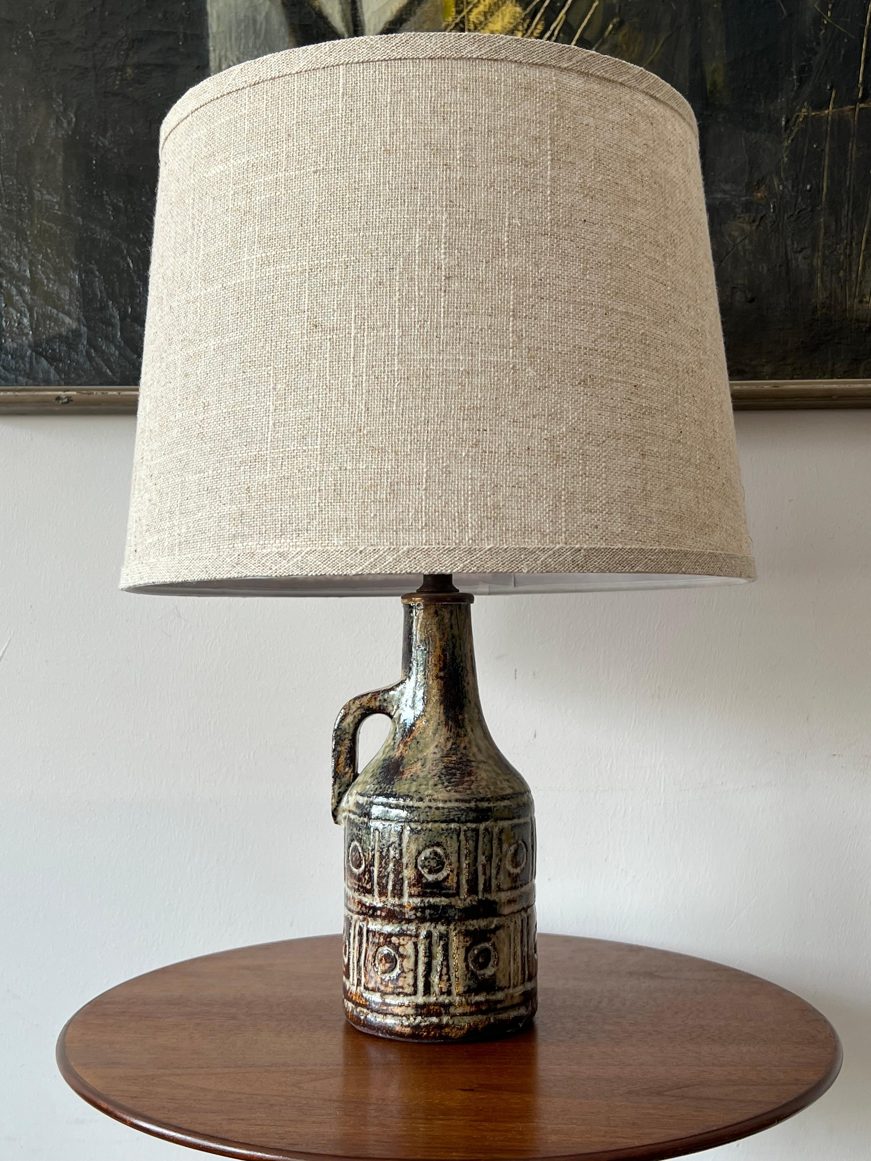  Una encantadora lamparita de cerámica de Olivier Pettit. Jarra para con bonita decoración estilizada....La altura total hasta la parte superior del remate es de 19