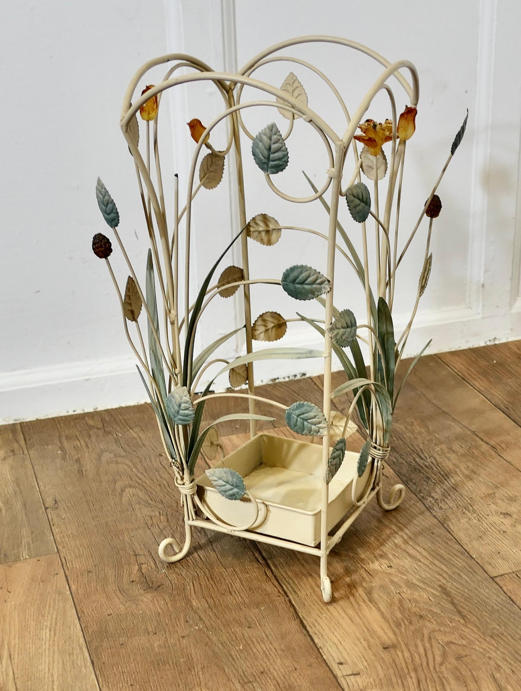 Charmant stand de parapluie en fil de fer français

Le porte-parapluie est peint dans une couleur crème vive et les feuilles et les fleurs sont de couleur ambre et verte. Cette pièce serait parfaite dans un porche d'entrée ou une véranda.
Le support