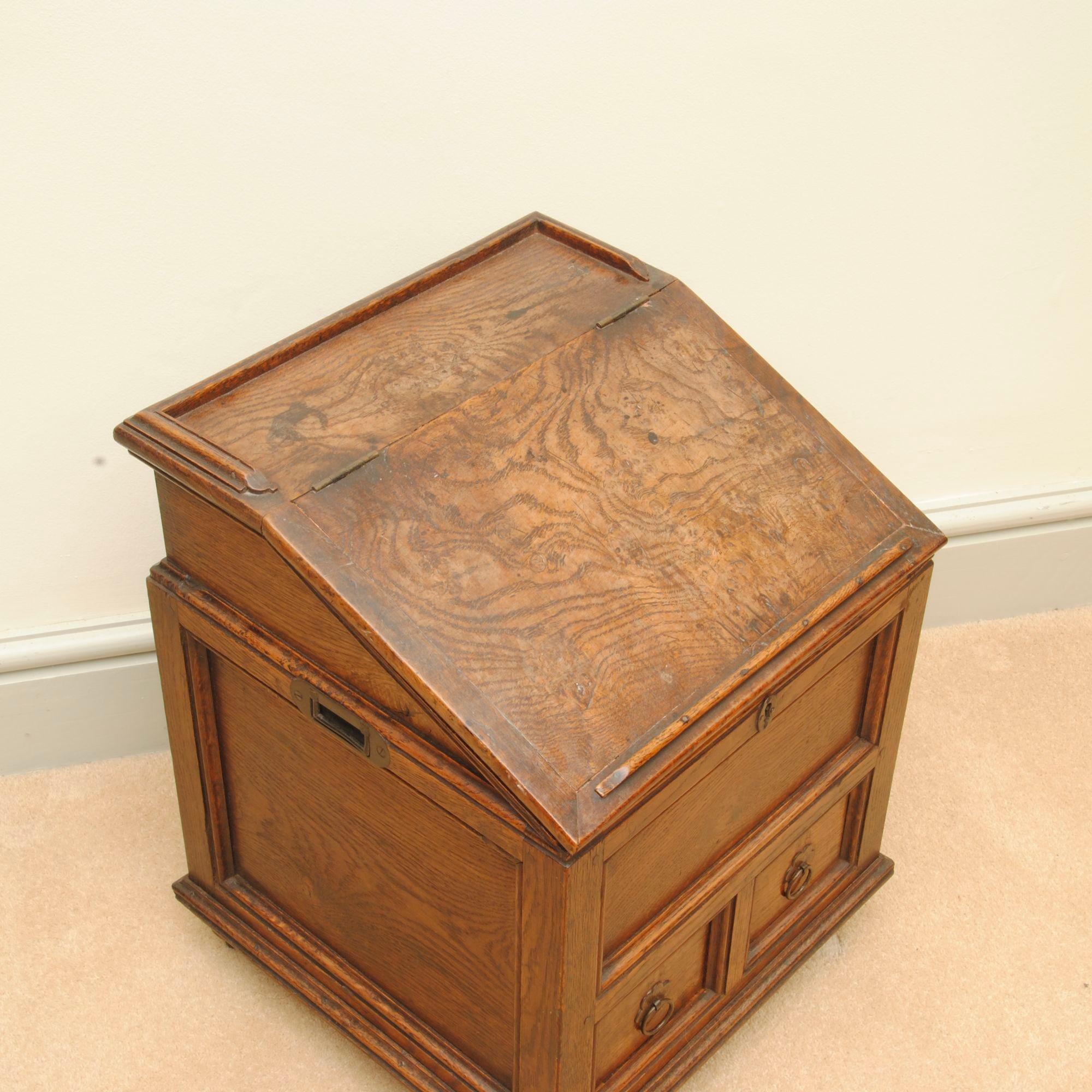 Charming Georgian Elm Childs Desk In Good Condition For Sale In Lincolnshire, GB
