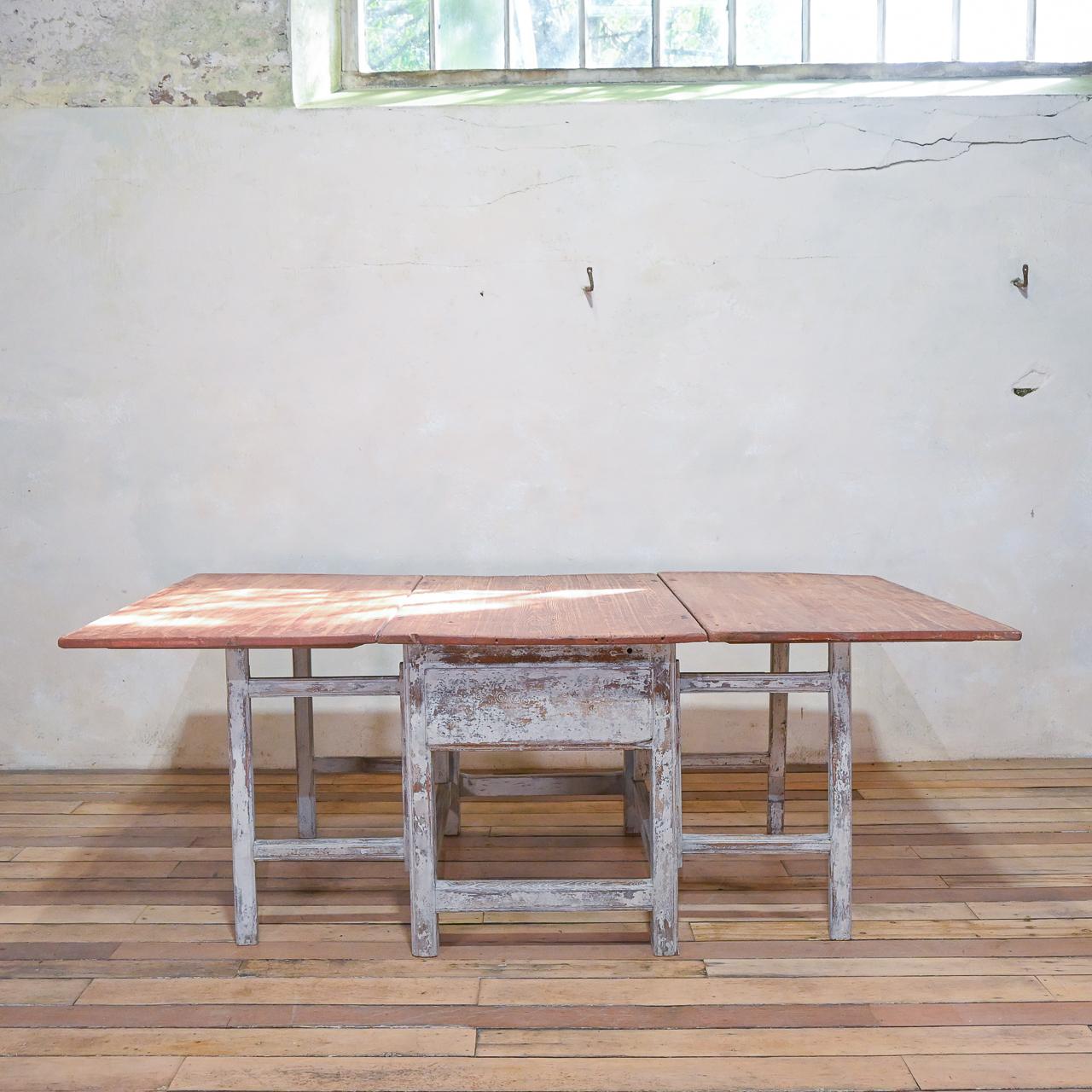 A Large Scale 18th Century Swedish Original Painted Slag Board Drop Leaf Table For Sale 5